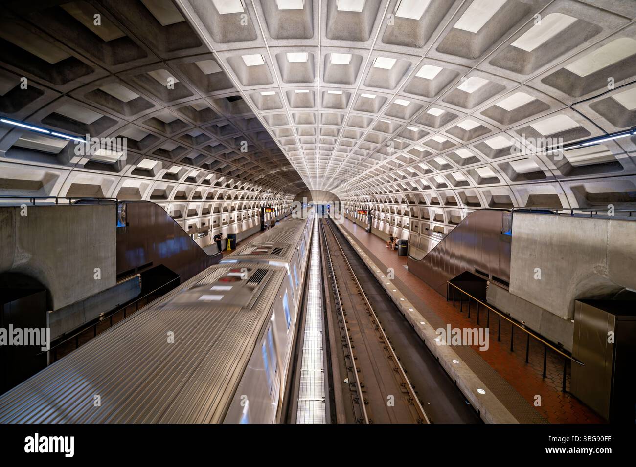 ARLINGTON, Virginie — la station de métro de Washington à Virginia Square présente la conception distinctive du plafond voûté en béton caractéristique du système de la Washington Metropolitan Area transit Authority (WMATA). Située dans le quartier Virginia Square à Arlington, cette station dessert les lignes Orange et Silver du métro. La station a ouvert ses portes en décembre 1979 dans le cadre de l'expansion du métro dans le comté d'Arlington. Virginia Square Metro est nommé d'après le quartier environnant et est situé près de plusieurs établissements d'enseignement, y compris le campus d'Arlington de George Mason Uni Banque D'Images