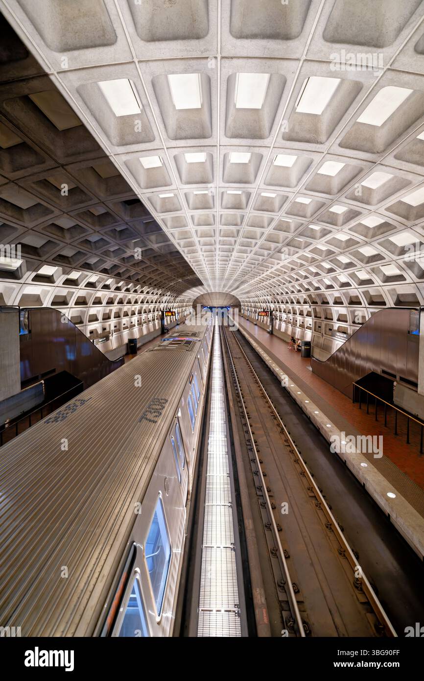 ARLINGTON, Virginie — la station de métro de Washington à Virginia Square présente la conception distinctive du plafond voûté en béton caractéristique du système de la Washington Metropolitan Area transit Authority (WMATA). Située dans le quartier Virginia Square à Arlington, cette station dessert les lignes Orange et Silver du métro. La station a ouvert ses portes en décembre 1979 dans le cadre de l'expansion du métro dans le comté d'Arlington. Virginia Square Metro est nommé d'après le quartier environnant et est situé près de plusieurs établissements d'enseignement, y compris le campus d'Arlington de George Mason Uni Banque D'Images