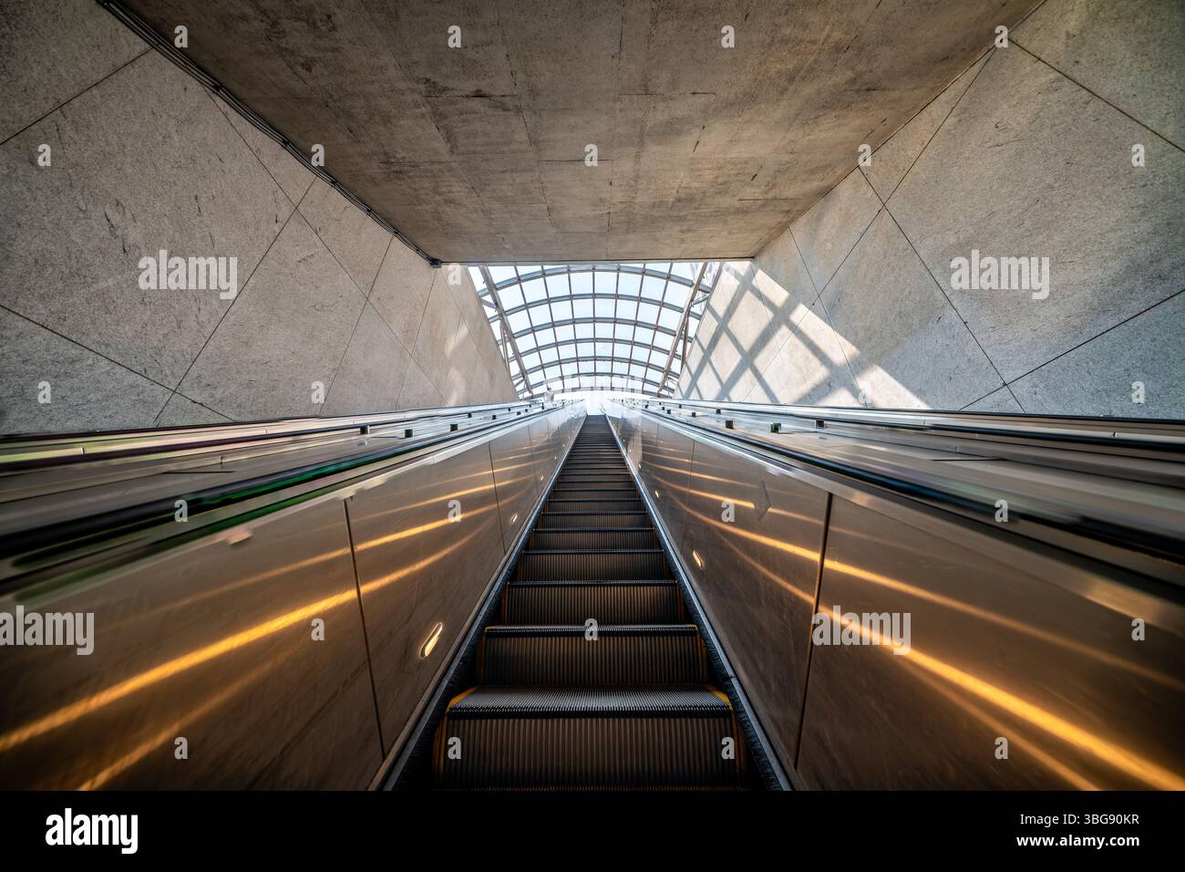 ARLINGTON, Virginie — escaliers mécaniques à la station de métro Virginia Square-GMU à Arlington, Virginie. La station dessert à la fois les lignes Orange et Silver de la Washington Metropolitan Area transit Authority (WMATA), communément appelée Metro. La station Virginia Square a ouvert ses portes en 1979 dans le cadre de l'expansion du système en Virginie du Nord, avec le service Silver Line ajouté en 2014. La station est située dans le quartier de Virginia Square et dessert le campus d'Arlington de l'université George Mason. Les stations de métro du système de Washington sont connues pour leurs plafonds voûtés distinctifs, des Banque D'Images