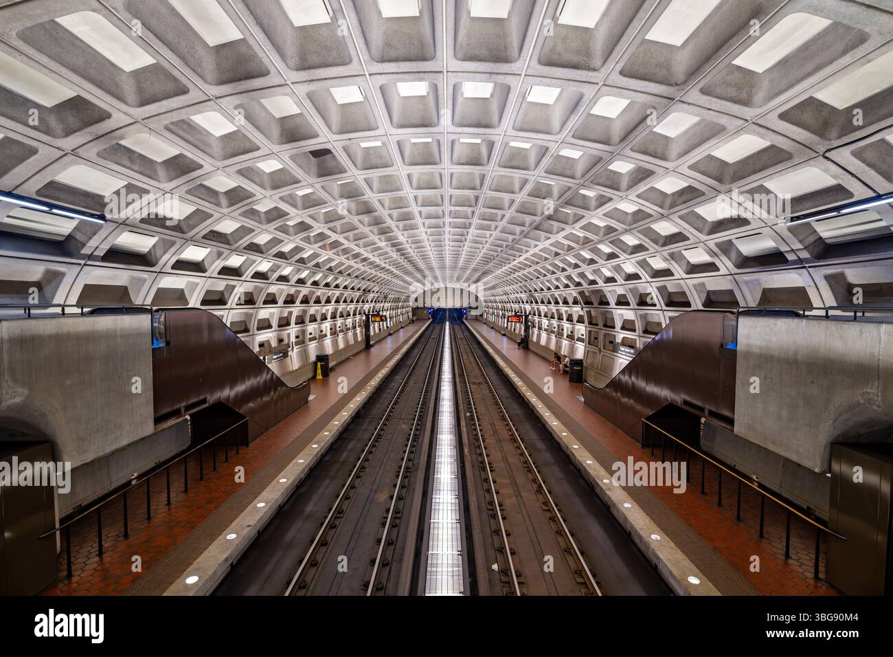 ARLINGTON, Virginie — la station de métro de Washington à Virginia Square présente la conception distinctive du plafond voûté en béton caractéristique du système de la Washington Metropolitan Area transit Authority (WMATA). Située dans le quartier Virginia Square à Arlington, cette station dessert les lignes Orange et Silver du métro. La station a ouvert ses portes en décembre 1979 dans le cadre de l'expansion du métro dans le comté d'Arlington. Virginia Square Metro est nommé d'après le quartier environnant et est situé près de plusieurs établissements d'enseignement, y compris le campus d'Arlington de George Mason Uni Banque D'Images