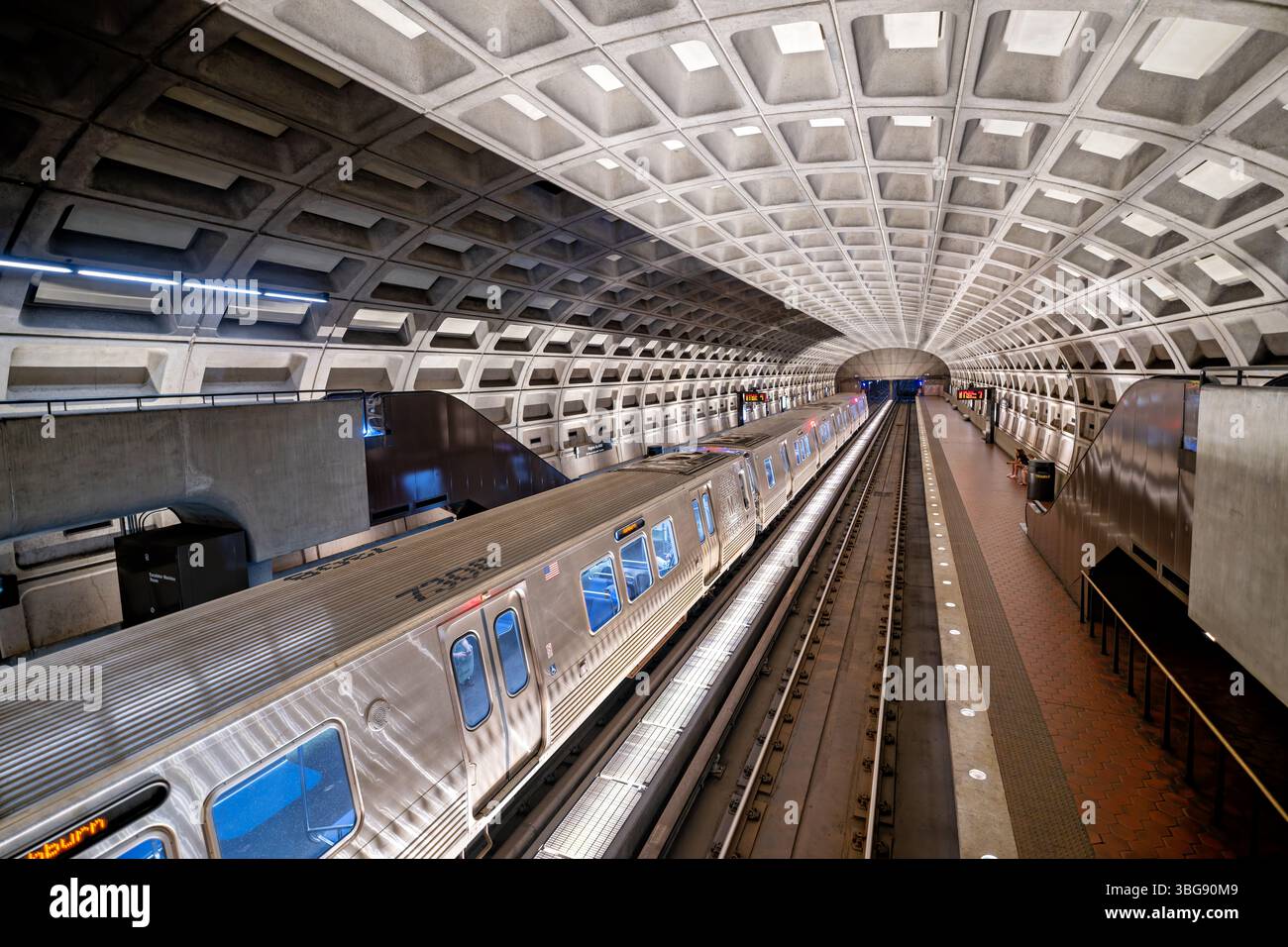 ARLINGTON, Virginie — la station de métro de Washington à Virginia Square présente la conception distinctive du plafond voûté en béton caractéristique du système de la Washington Metropolitan Area transit Authority (WMATA). Située dans le quartier Virginia Square à Arlington, cette station dessert les lignes Orange et Silver du métro. La station a ouvert ses portes en décembre 1979 dans le cadre de l'expansion du métro dans le comté d'Arlington. Virginia Square Metro est nommé d'après le quartier environnant et est situé près de plusieurs établissements d'enseignement, y compris le campus d'Arlington de George Mason Uni Banque D'Images