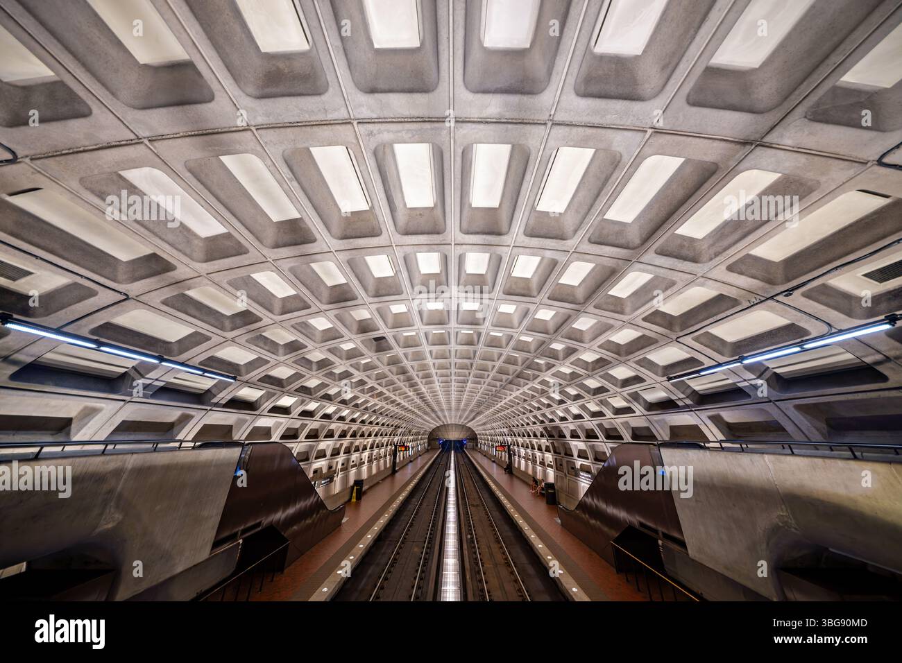 ARLINGTON, Virginie — la station de métro de Washington à Virginia Square présente la conception distinctive du plafond voûté en béton caractéristique du système de la Washington Metropolitan Area transit Authority (WMATA). Située dans le quartier Virginia Square à Arlington, cette station dessert les lignes Orange et Silver du métro. La station a ouvert ses portes en décembre 1979 dans le cadre de l'expansion du métro dans le comté d'Arlington. Virginia Square Metro est nommé d'après le quartier environnant et est situé près de plusieurs établissements d'enseignement, y compris le campus d'Arlington de George Mason Uni Banque D'Images