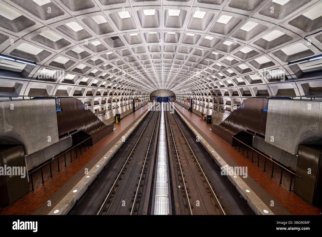 ARLINGTON, Virginie — la station de métro de Washington à Virginia Square présente la conception distinctive du plafond voûté en béton caractéristique du système de la Washington Metropolitan Area transit Authority (WMATA). Située dans le quartier Virginia Square à Arlington, cette station dessert les lignes Orange et Silver du métro. La station a ouvert ses portes en décembre 1979 dans le cadre de l'expansion du métro dans le comté d'Arlington. Virginia Square Metro est nommé d'après le quartier environnant et est situé près de plusieurs établissements d'enseignement, y compris le campus d'Arlington de George Mason Uni Banque D'Images