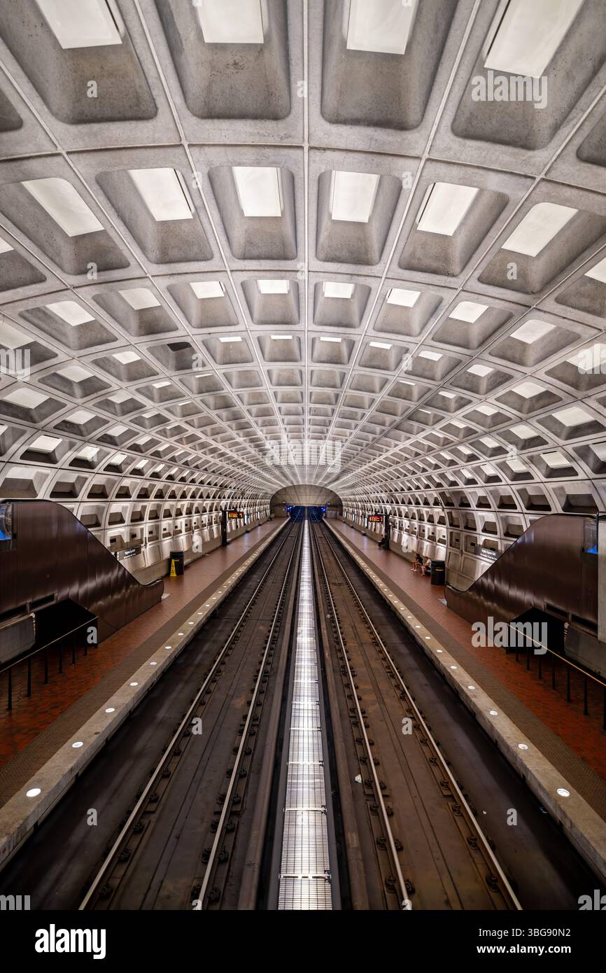 ARLINGTON, Virginie — la station de métro de Washington à Virginia Square présente la conception distinctive du plafond voûté en béton caractéristique du système de la Washington Metropolitan Area transit Authority (WMATA). Située dans le quartier Virginia Square à Arlington, cette station dessert les lignes Orange et Silver du métro. La station a ouvert ses portes en décembre 1979 dans le cadre de l'expansion du métro dans le comté d'Arlington. Virginia Square Metro est nommé d'après le quartier environnant et est situé près de plusieurs établissements d'enseignement, y compris le campus d'Arlington de George Mason Uni Banque D'Images