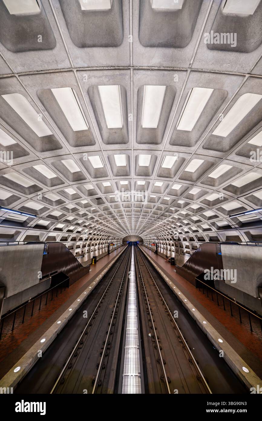ARLINGTON, Virginie — la station de métro de Washington à Virginia Square présente la conception distinctive du plafond voûté en béton caractéristique du système de la Washington Metropolitan Area transit Authority (WMATA). Située dans le quartier Virginia Square à Arlington, cette station dessert les lignes Orange et Silver du métro. La station a ouvert ses portes en décembre 1979 dans le cadre de l'expansion du métro dans le comté d'Arlington. Virginia Square Metro est nommé d'après le quartier environnant et est situé près de plusieurs établissements d'enseignement, y compris le campus d'Arlington de George Mason Uni Banque D'Images
