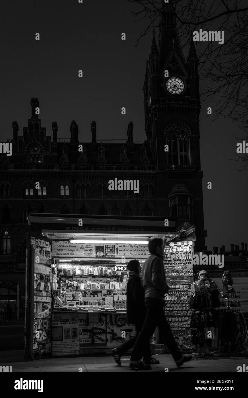 Kiosque de rue au crépuscule devant St Pancras Banque D'Images