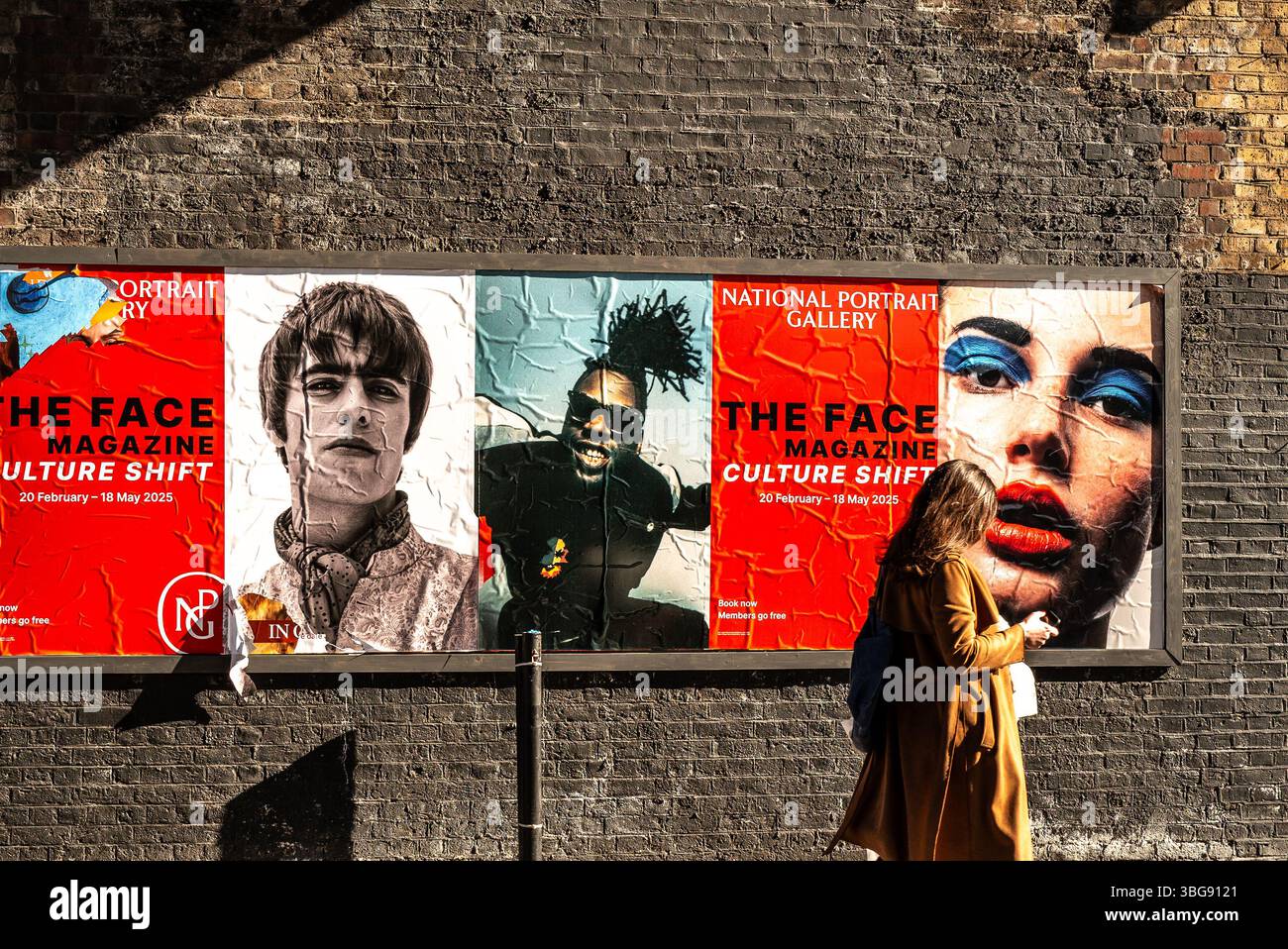 Affiches pour le magazine face, exposition à la galerie nationale de portraits de Londres, sous le pont ferroviaire, Kentish Town Banque D'Images