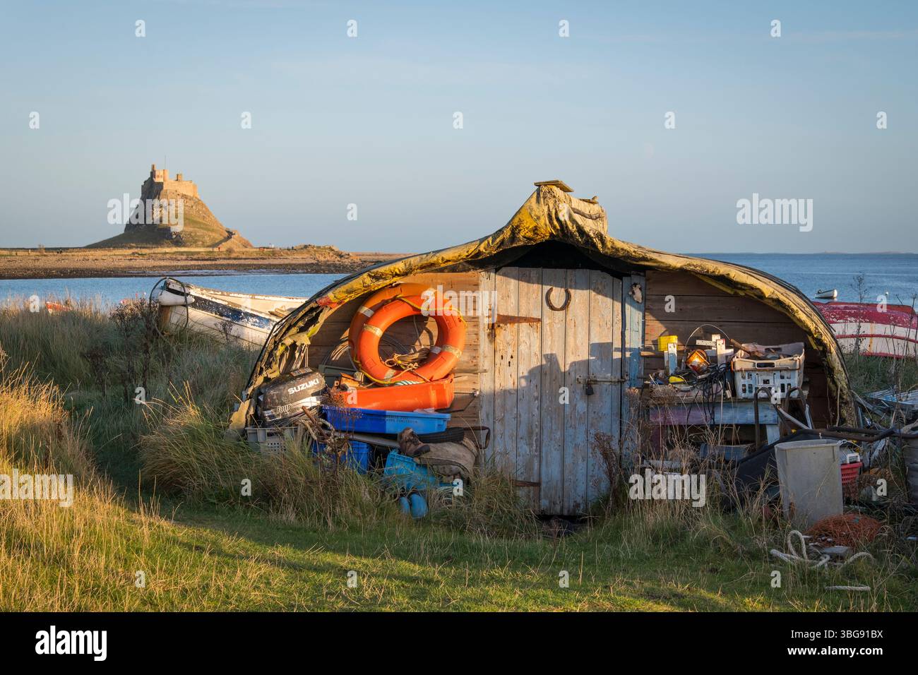 Angleterre, Northumberland, Lindisfarne / Holy Island. Bateau retourné converti en cabane de pêche sur l'île Sainte de Lindisfarne. Banque D'Images