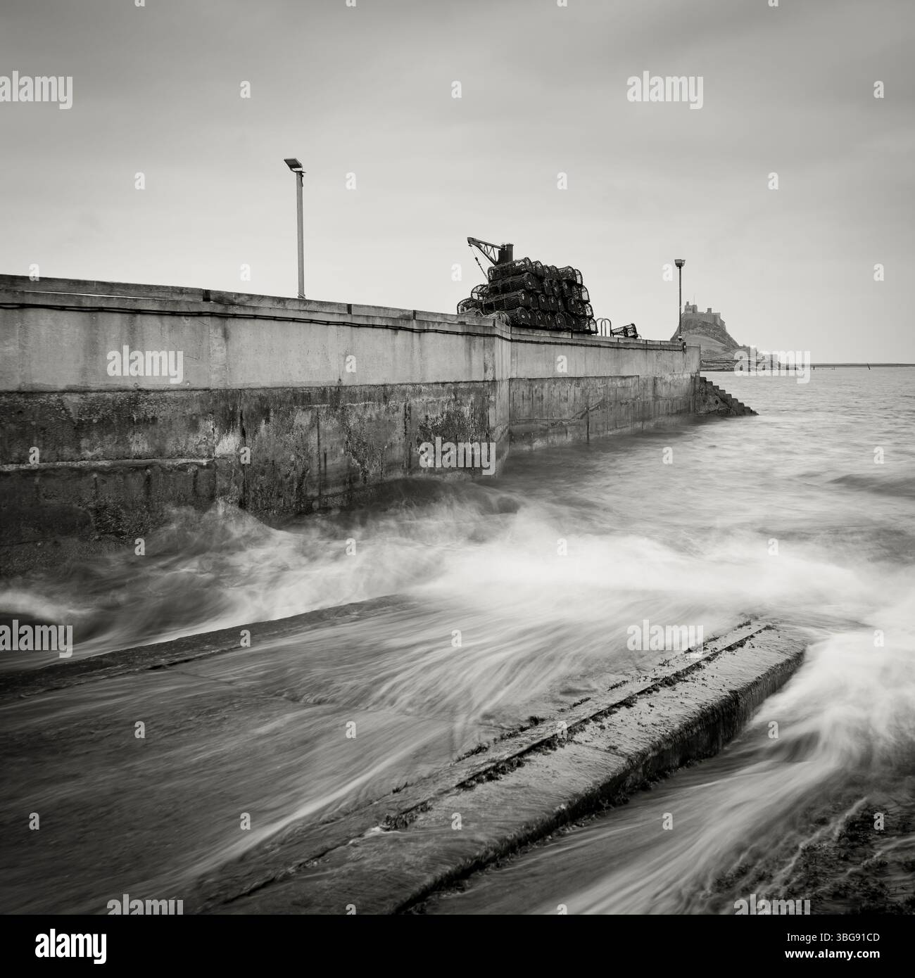 Angleterre, Northumberland, Lindisfarne / Holy Island. Château de Lindisfarne (National Trust) vu de l'autre côté du port sur Holy Island, qui fait partie du NOR Banque D'Images