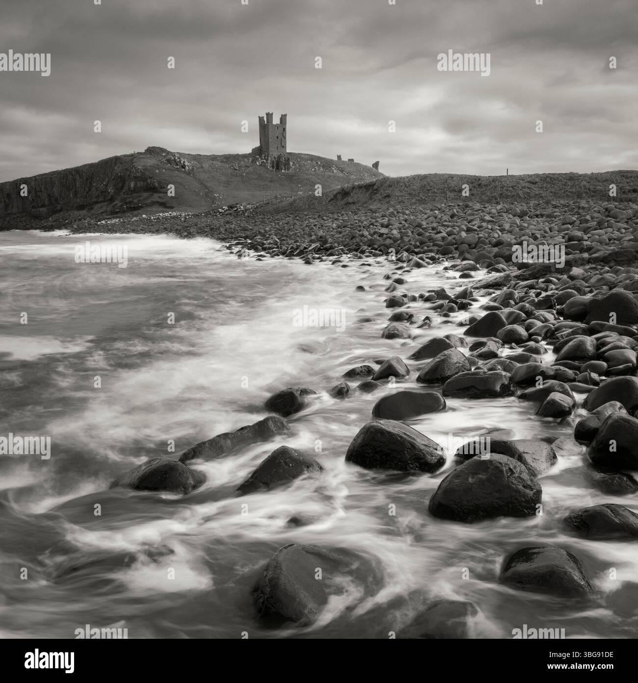 En Angleterre, Northumberland, Embleton Bay. Les vagues déferlent contre la mer scultured rochers dominant la côte de Embleton Bay, dominé par le spectaculaire Banque D'Images