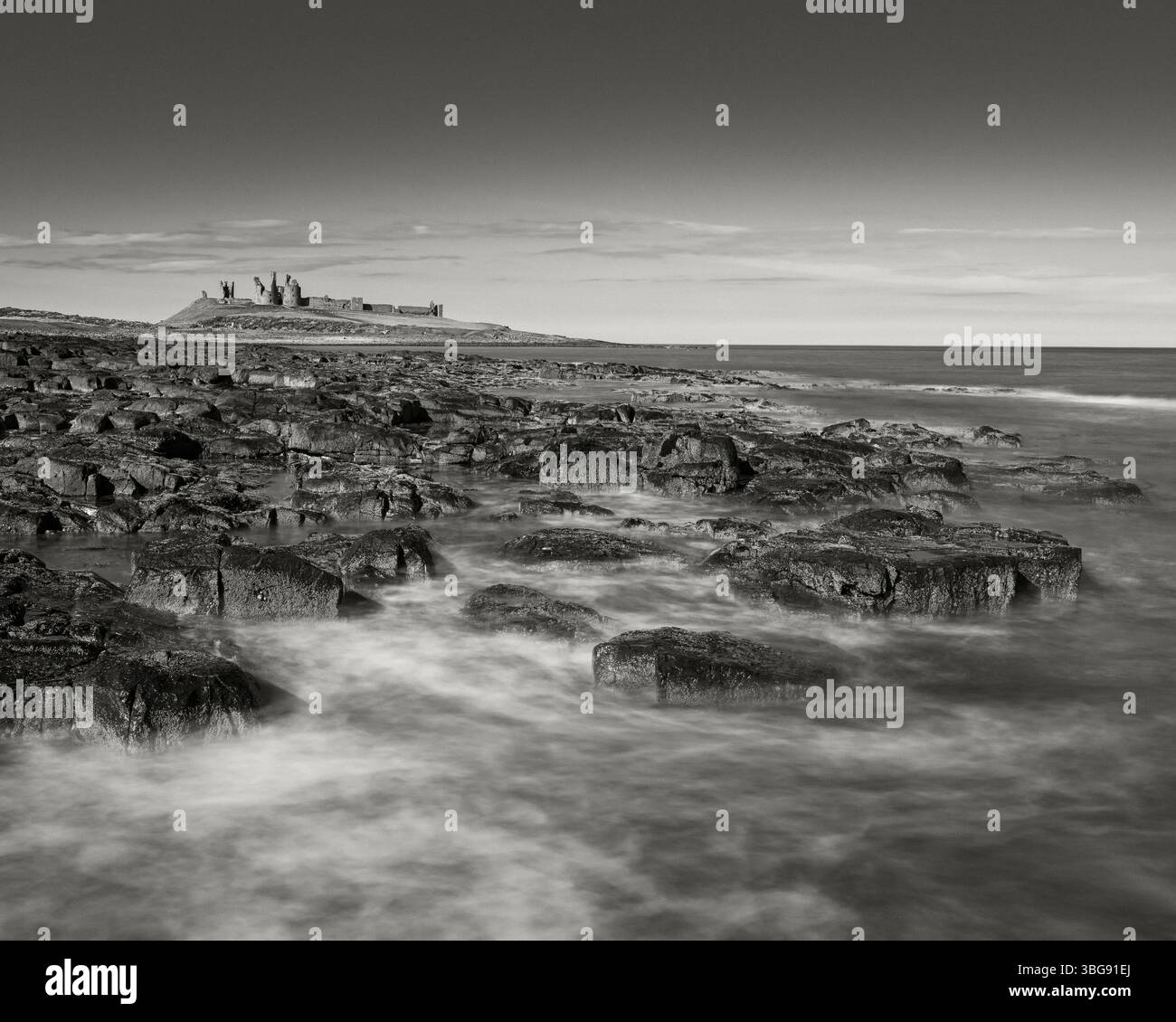 En Angleterre, Northumberland, Château de Dunstanburgh. Château de Dunstanburgh vu de près du village de Craster. Banque D'Images