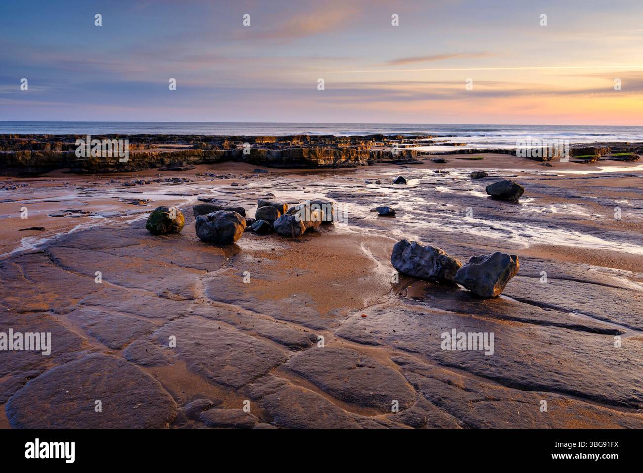 Angleterre, Northumberland, Cocklawburn Beach. La géologie calcaire unique de Cocklawburn Beach vue à l'aube. Banque D'Images