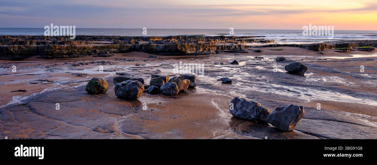 Angleterre, Northumberland, Cocklawburn Beach. La géologie calcaire unique de Cocklawburn Beach vue à l'aube. Banque D'Images