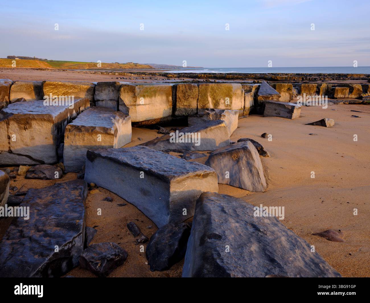 Angleterre, Northumberland, Cocklawburn Beach. La géologie calcaire unique de Cocklawburn Beach vue à l'aube. Banque D'Images