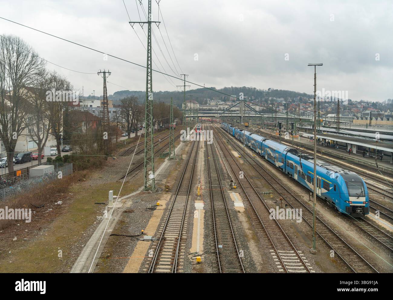 Paysage de chemin de fer à angle élevé vu à Ulm, une ville dans un état nommé Baden-Wuerttemberg dans le sud-ouest de l'Allemagne Banque D'Images