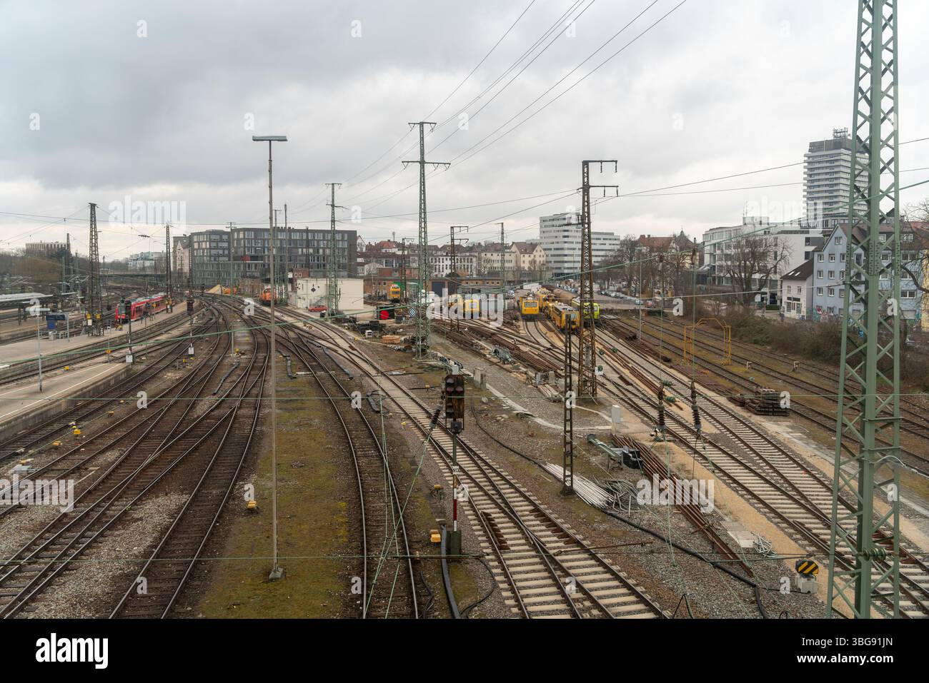 Paysage de chemin de fer à angle élevé vu à Ulm, une ville dans un état nommé Baden-Wuerttemberg dans le sud-ouest de l'Allemagne Banque D'Images