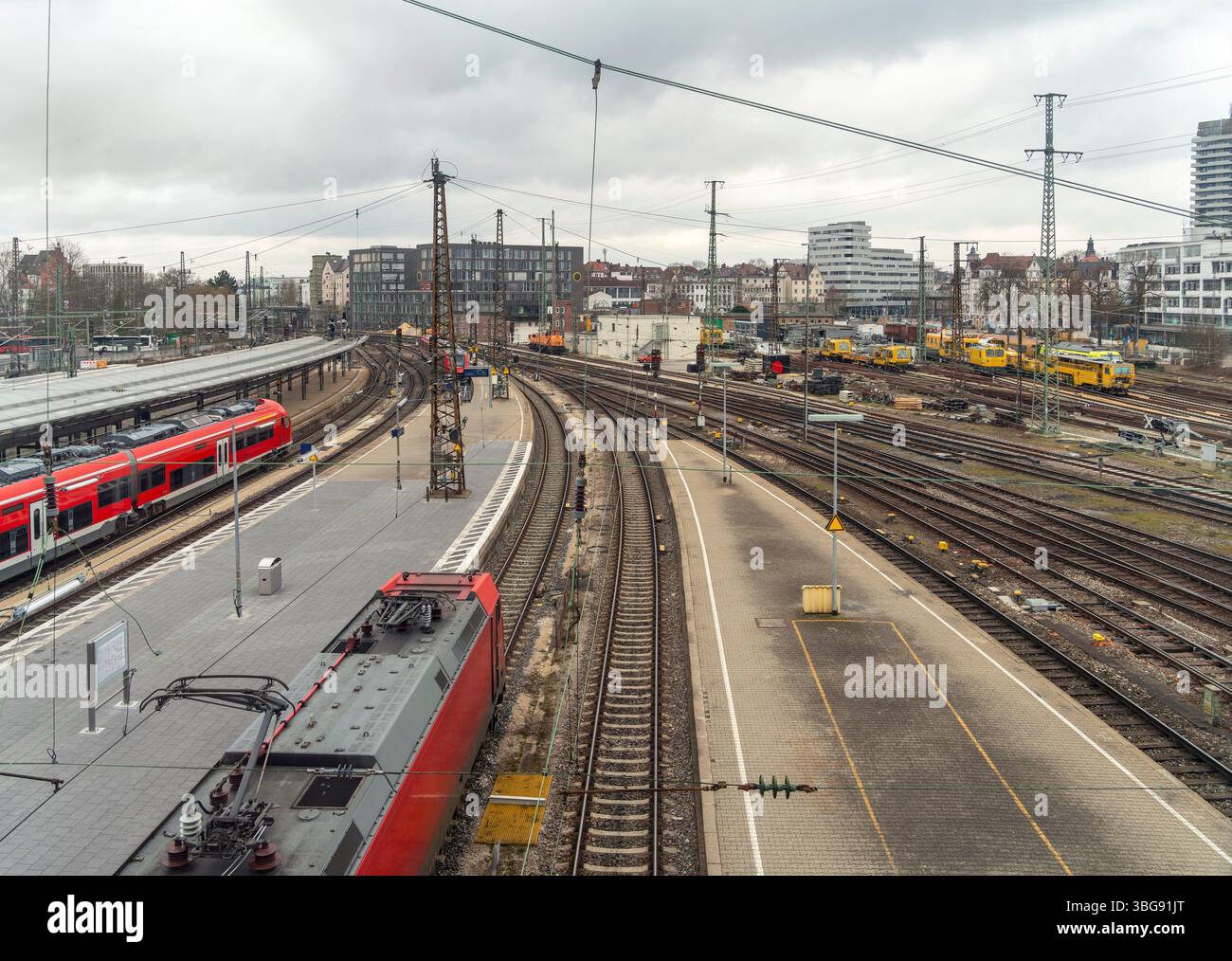 Paysage de chemin de fer à angle élevé vu à Ulm, une ville dans un état nommé Baden-Wuerttemberg dans le sud-ouest de l'Allemagne Banque D'Images