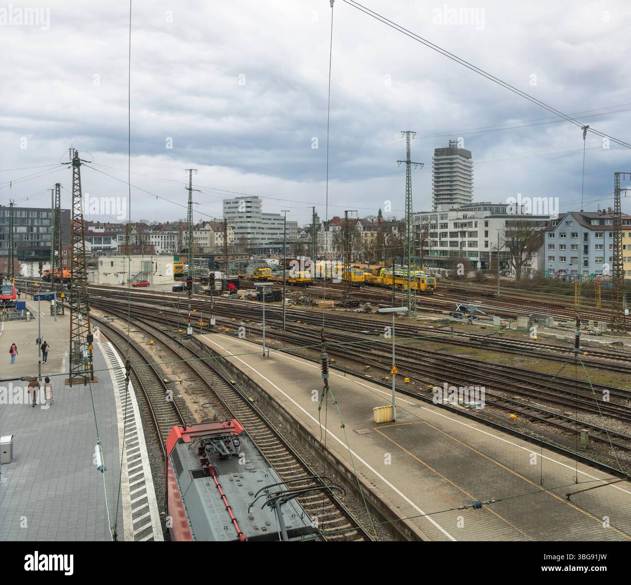 Paysage de chemin de fer à angle élevé vu à Ulm, une ville dans un état nommé Baden-Wuerttemberg dans le sud-ouest de l'Allemagne Banque D'Images