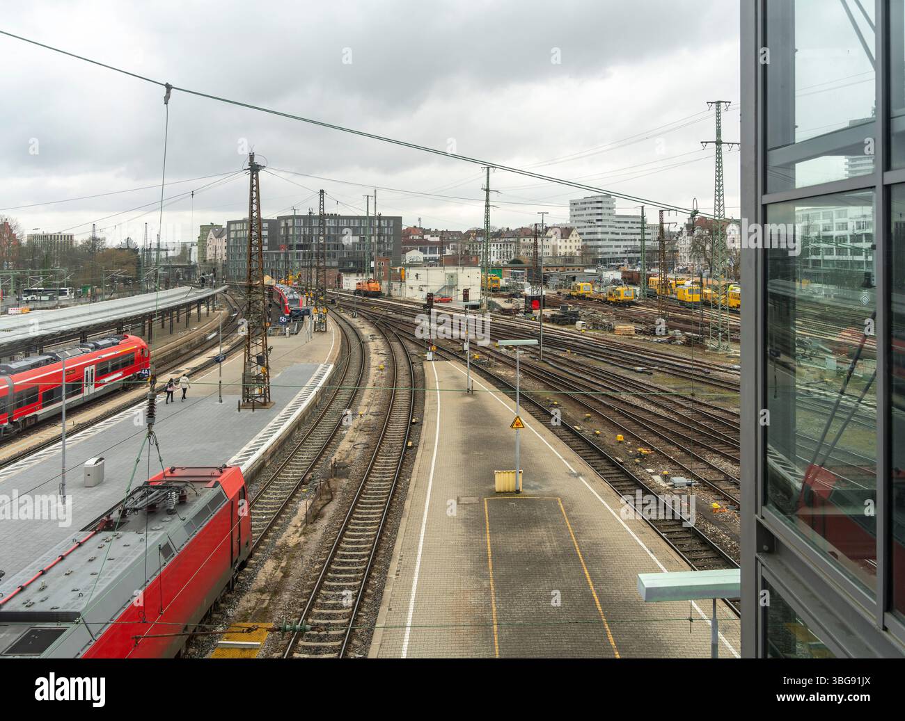 Paysage de chemin de fer à angle élevé vu à Ulm, une ville dans un état nommé Baden-Wuerttemberg dans le sud-ouest de l'Allemagne Banque D'Images