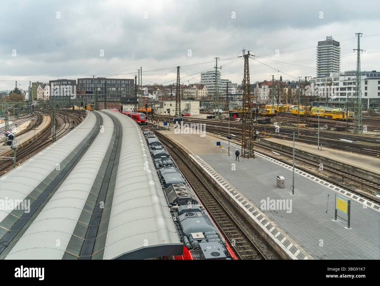 Paysage de chemin de fer à angle élevé vu à Ulm, une ville dans un état nommé Baden-Wuerttemberg dans le sud-ouest de l'Allemagne Banque D'Images