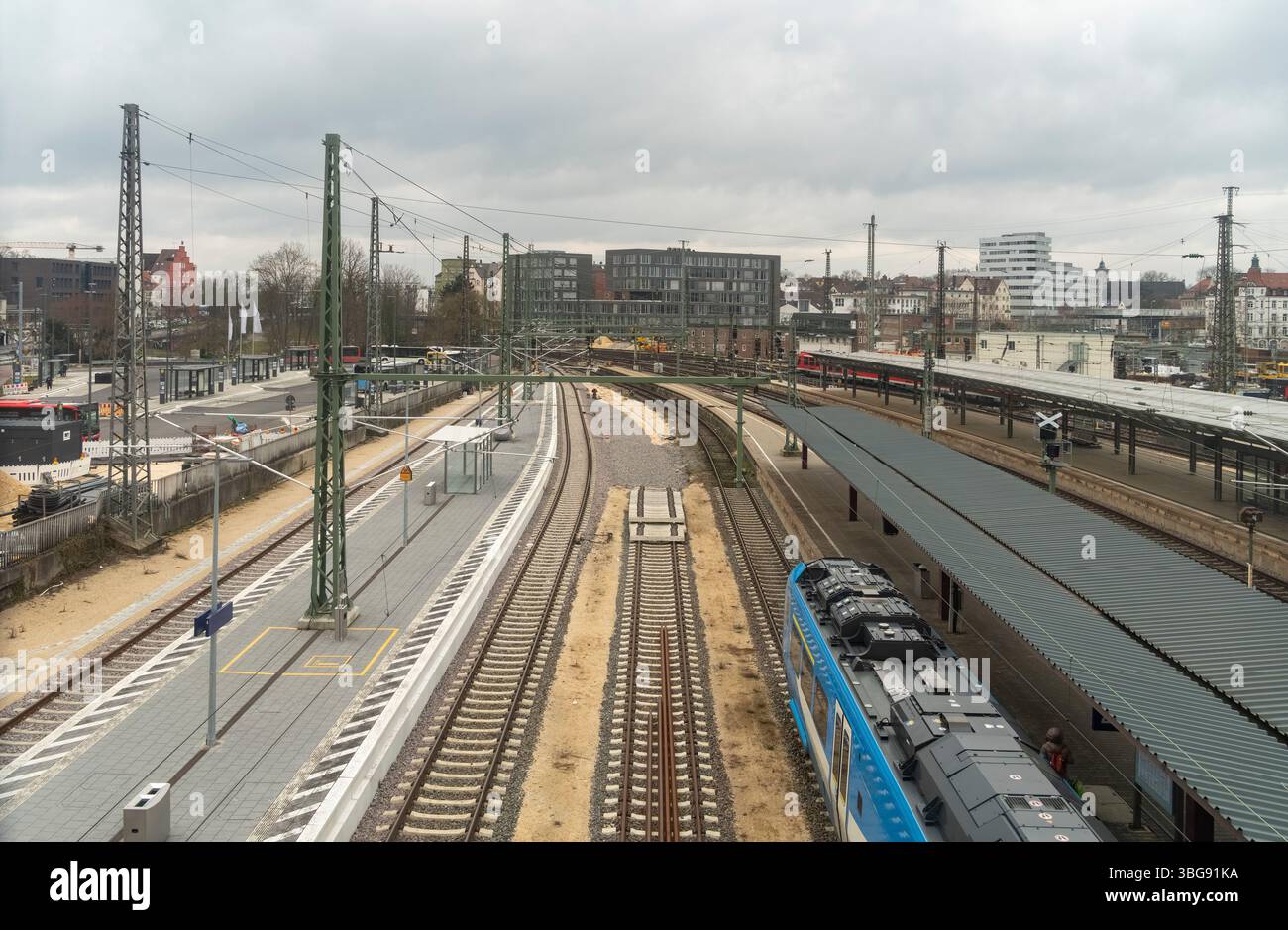 Paysage de chemin de fer à angle élevé vu à Ulm, une ville dans un état nommé Baden-Wuerttemberg dans le sud-ouest de l'Allemagne Banque D'Images
