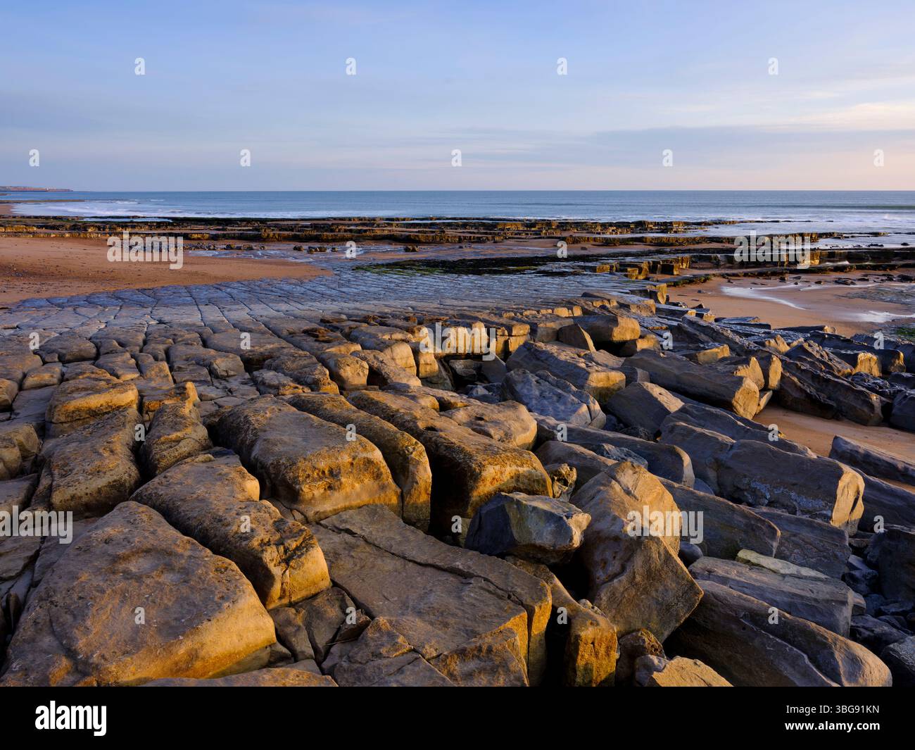 Angleterre, Northumberland, Cocklawburn Beach. La géologie calcaire unique de Cocklawburn Beach vue à l'aube. Banque D'Images