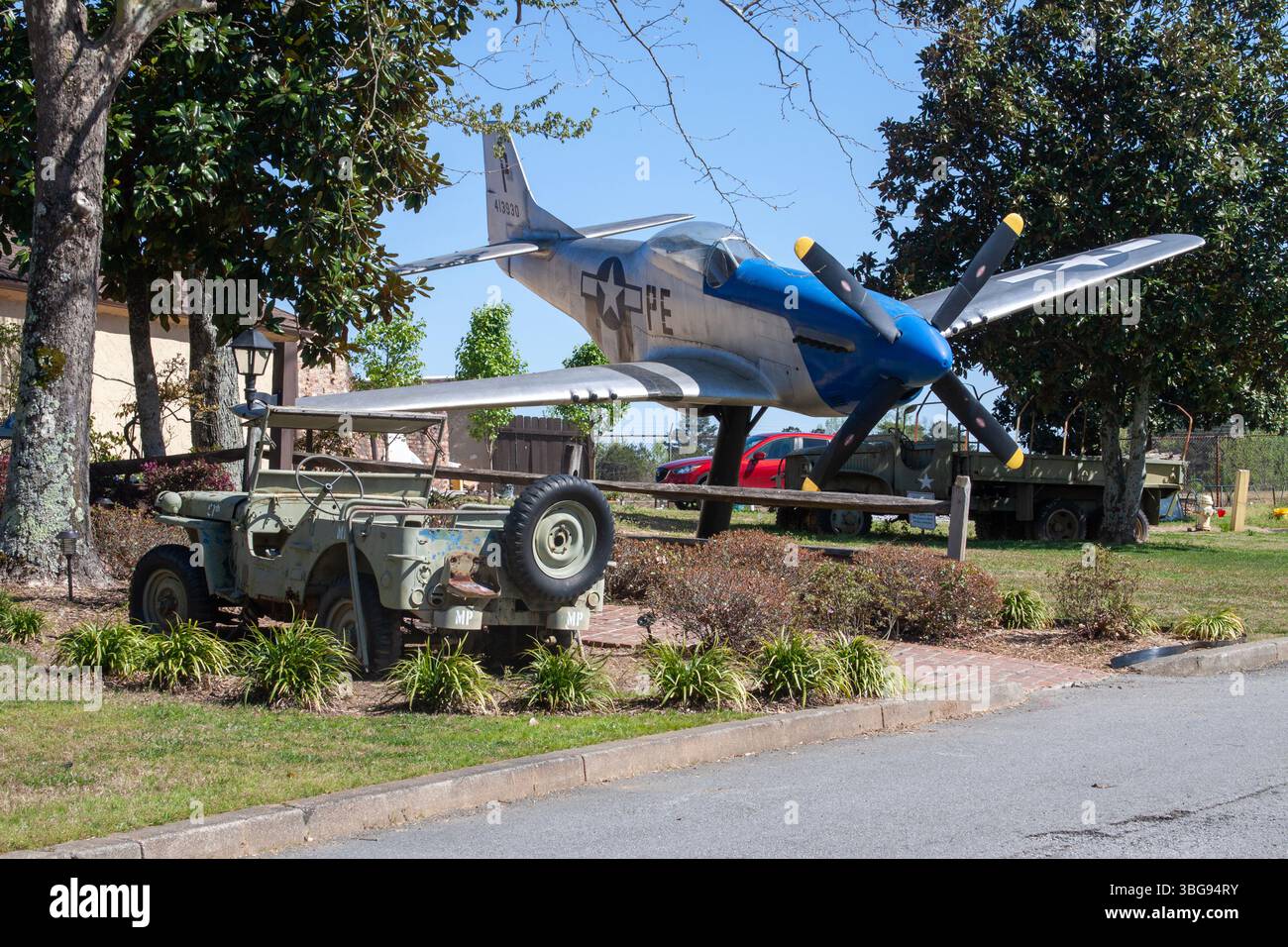 Dînez comme un as de la seconde Guerre mondiale au 57th Fighter Group d'Atlanta, un restaurant d'aviation vintage sur le thème du hangar. Banque D'Images