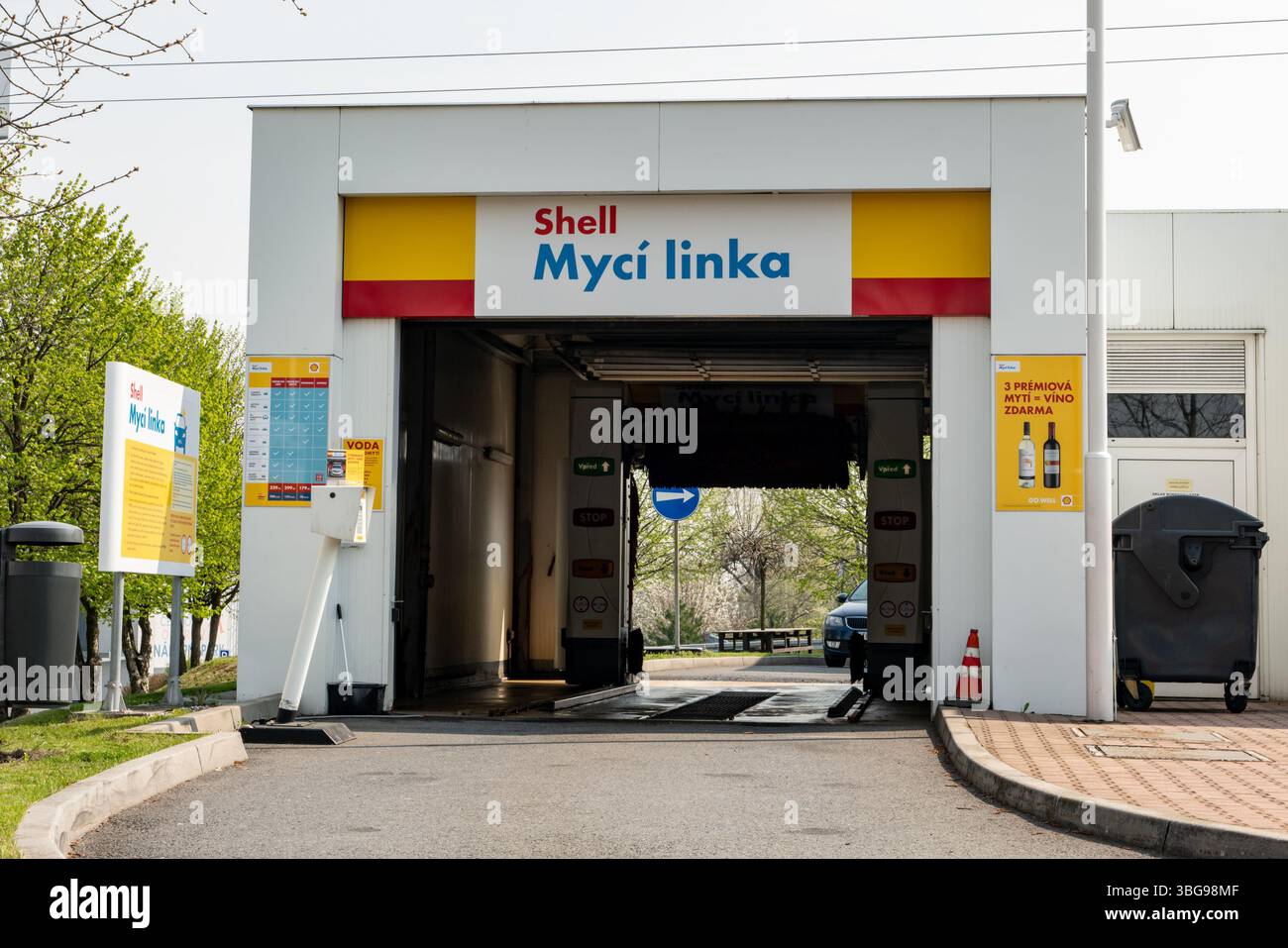 OSTRAVA, RÉPUBLIQUE TCHÈQUE - 9 AVRIL 2019 : station de lavage de voiture vide (Myci linka en tchèque) de la société Shell sans voiture Banque D'Images