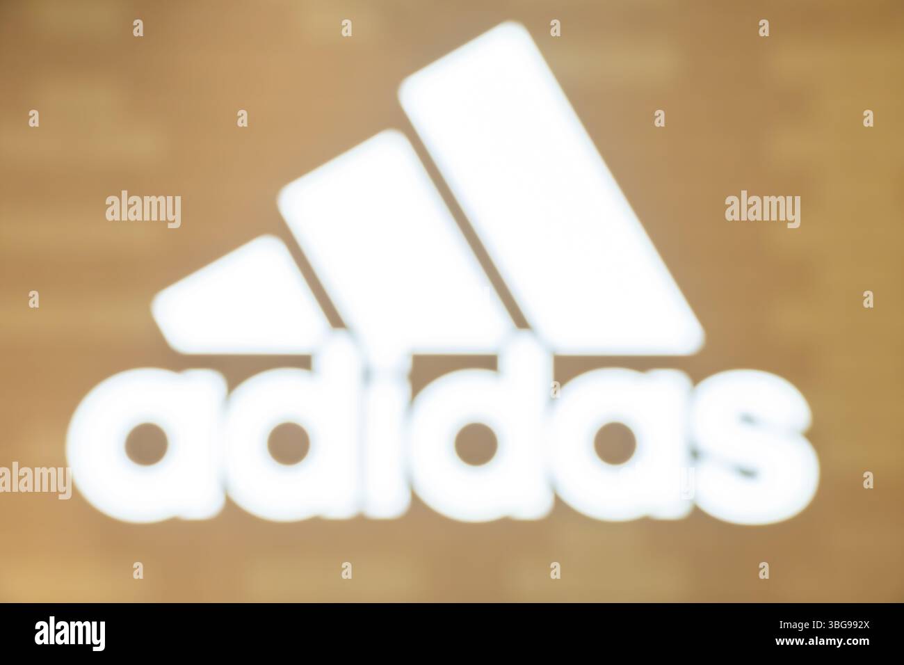 ZHONGSHAN Chine-mai 31 2025 : Out of Focus grand logo Adidas dans un centre commercial à composition horizontale. Banque D'Images