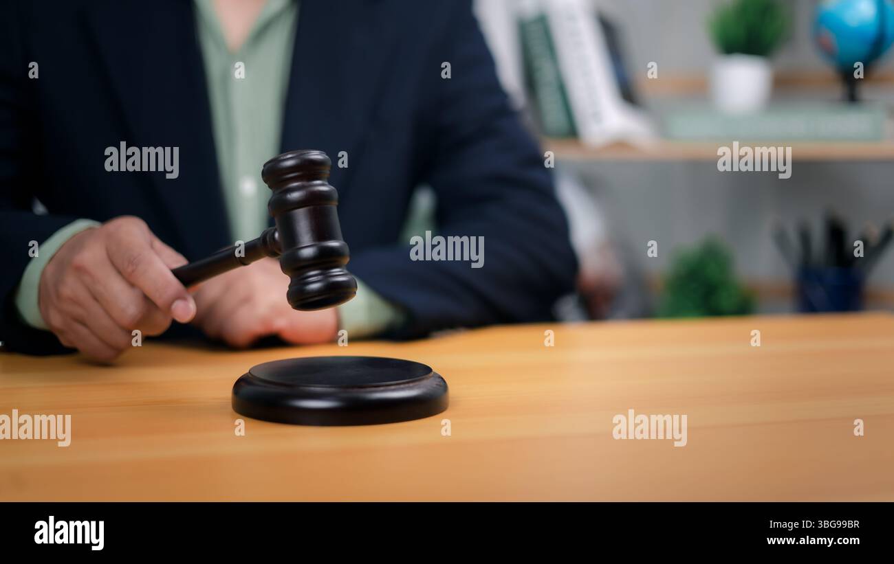 Main tenant le marteau posé au-dessus de la base. Symbolise la justice, l'autorité légale et l'action décisive devant les tribunaux, la loi ou les enchères. Idéal pour représenter Judg Banque D'Images