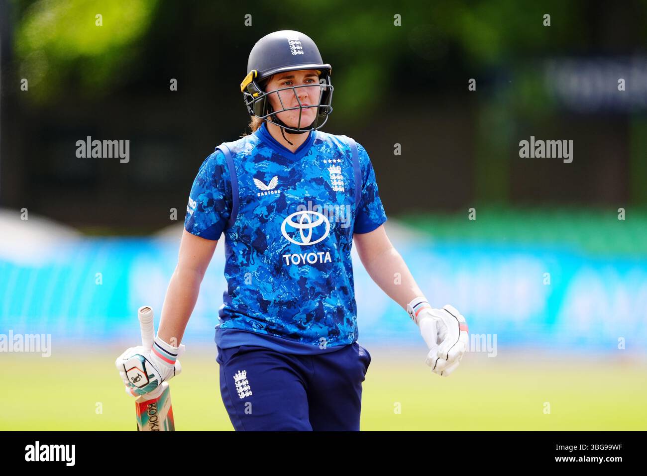 L'anglaise Nat Sciver-Brunt quitte le terrain après avoir été éliminée par Aaliyah Alleyne des Antilles lors du deuxième match international féminin d'un jour à l'Uptonsteel County Ground, Leicester. Date de la photo : mercredi 4 juin 2025. Banque D'Images