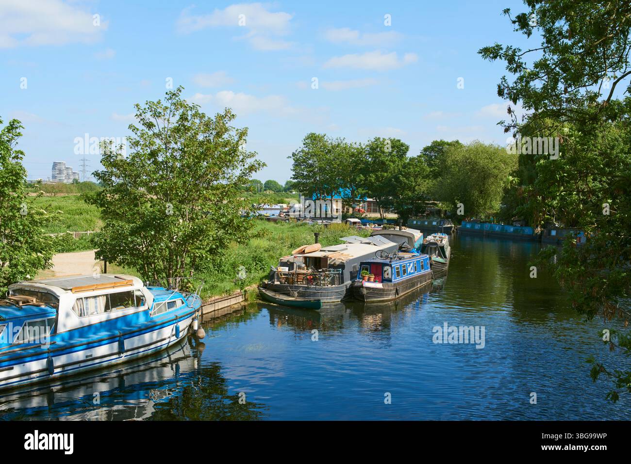 Bateaux sur la rivière Lea navigation au printemps sur les marais de Walthamstow, Londres Royaume-Uni Banque D'Images