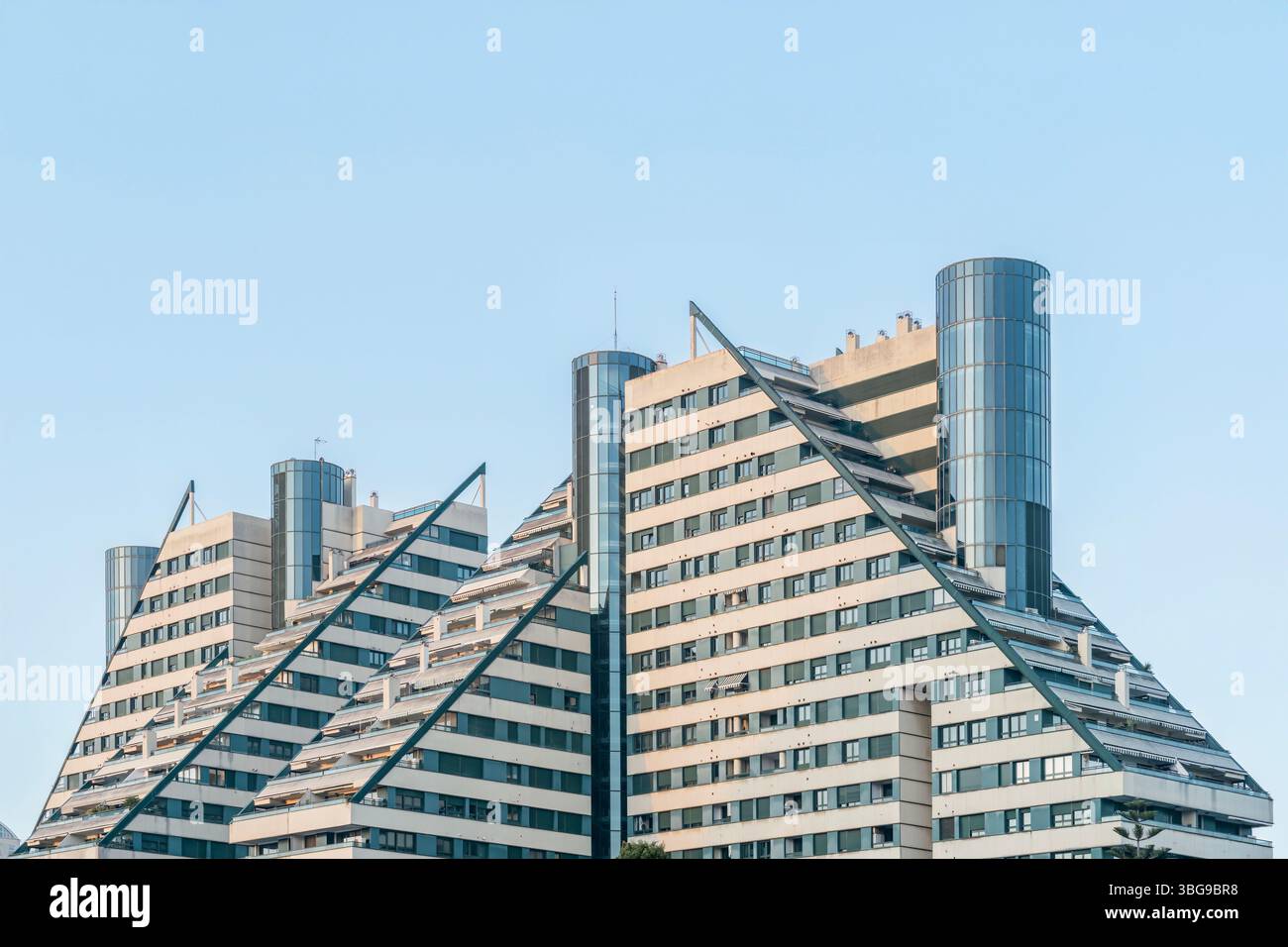 Blocs d'appartements futuristes avec une architecture saisissante à Valence en Espagne. Bâtiments résidentiels modernes, développement urbain, Design contemporain, unique Banque D'Images