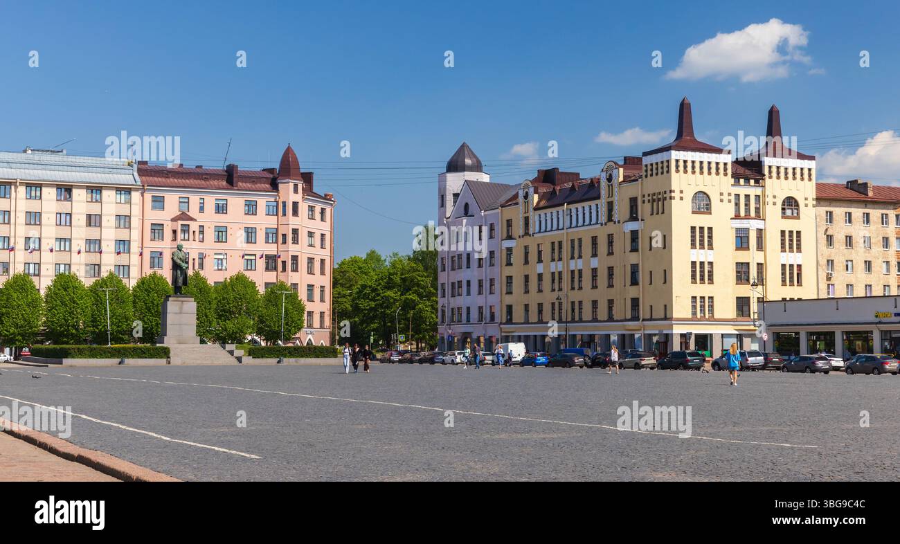 Vyborg, Russie - 27 mai 2024 : vue sur la rue de Vyborg par une journée ensoleillée. Les gens marchent sur la place Rouge. Une journée ensoleillée sur une place de la ville avec une histoire vibrante Banque D'Images