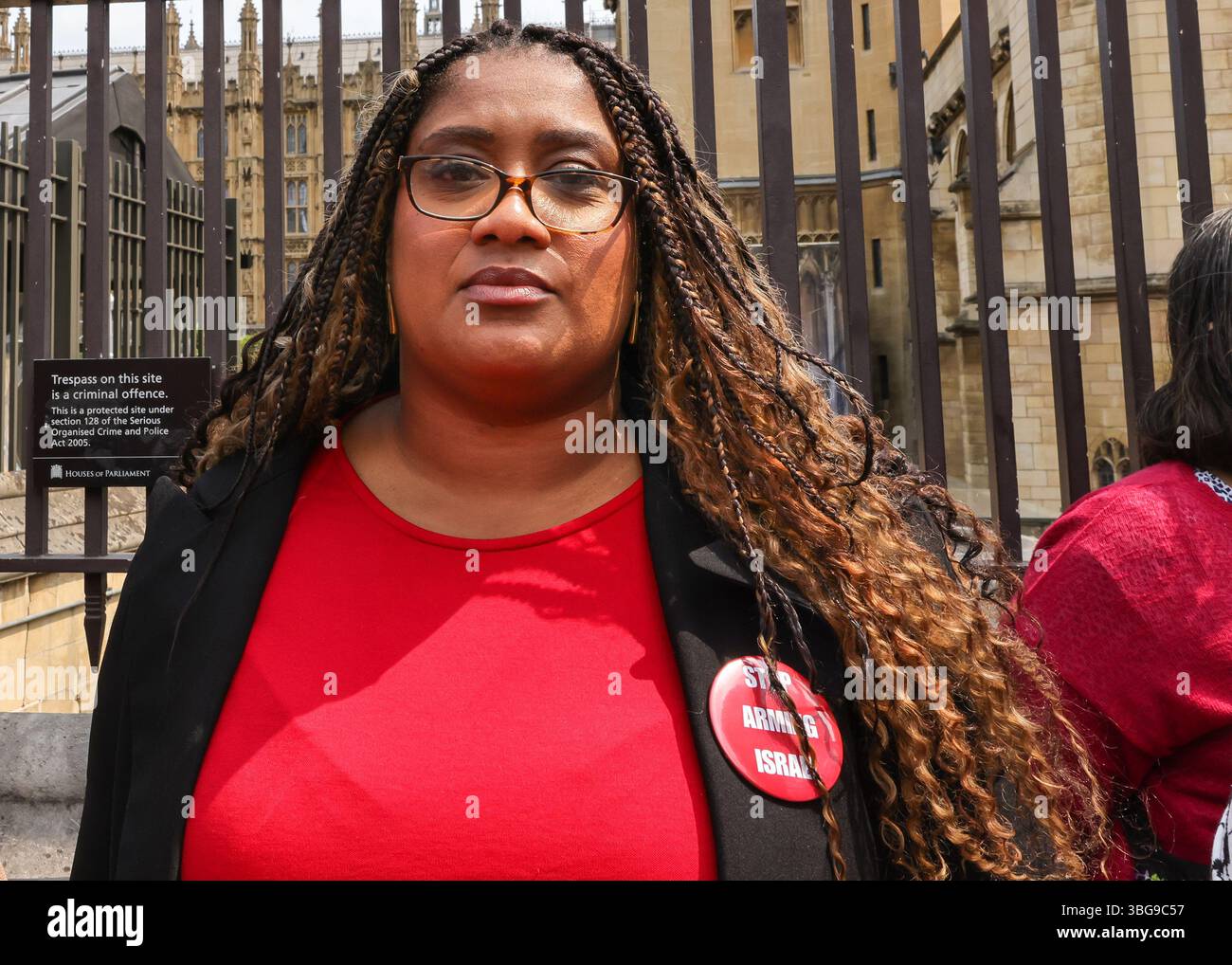 Londres, Royaume-Uni. 04 juin 2025. La députée travailliste Bell Ribeiro-Addy lors de la manifestation, portant un badge de soutien, avant de se rendre au Parlement. Une « ligne rouge pour la Palestine » est créée autour du Parlement par les manifestants et les militants lors des questions du premier ministre pour exiger un embargo total sur les armes et des sanctions contre Israël. Des milliers de personnes, y compris des célébrités et quelques politiciens, sont apparues en vêtements rouges avec des drapeaux et des banderoles pour la manifestation. Crédit : Imageplotter/Alamy Live News Banque D'Images