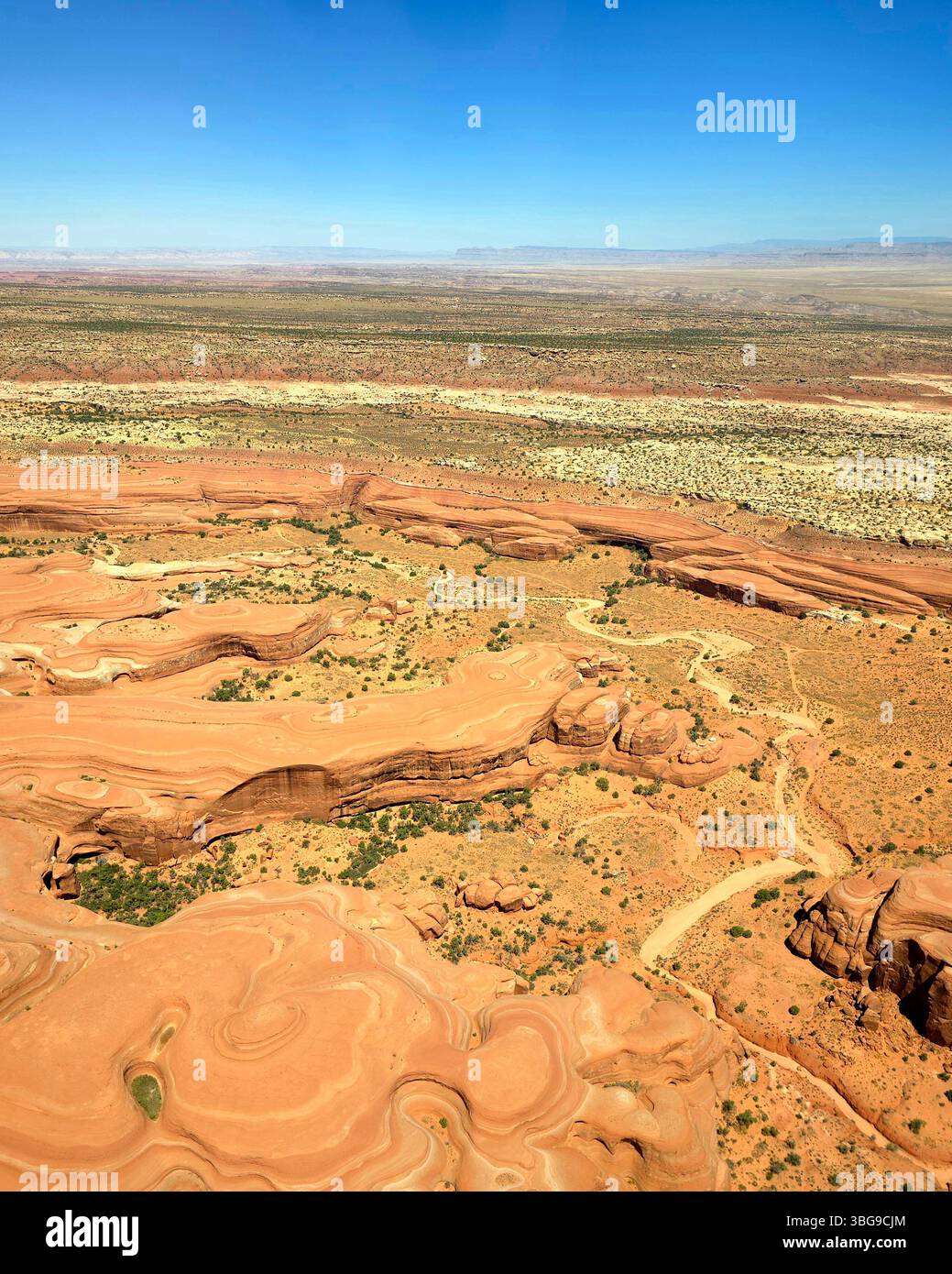 Vue aérienne des crêtes désertiques abstraites et des formations rocheuses érodées dans le sud-ouest des États-Unis. - Image de stock capturée avec un smartphone