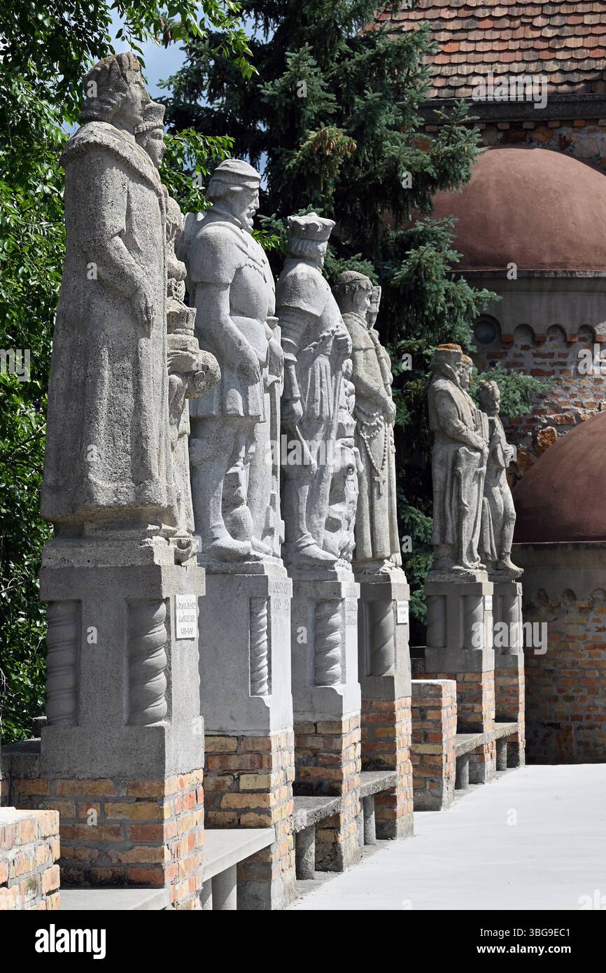 Château de Bory, Székesfehérvár, Hongrie - mai 31 2025 : rangée de statues par Jenő Bory de vieilles figures historiques hongroises sur des piédestaux en briques et en béton Banque D'Images