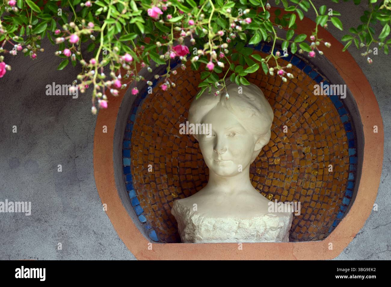 Château de Bory, Székesfehérvár, Hongrie - mai 31 2025 : sculpture de buste par Jenő Bory de sa femme Ilona Komocsin, exposée dans le jardin Banque D'Images