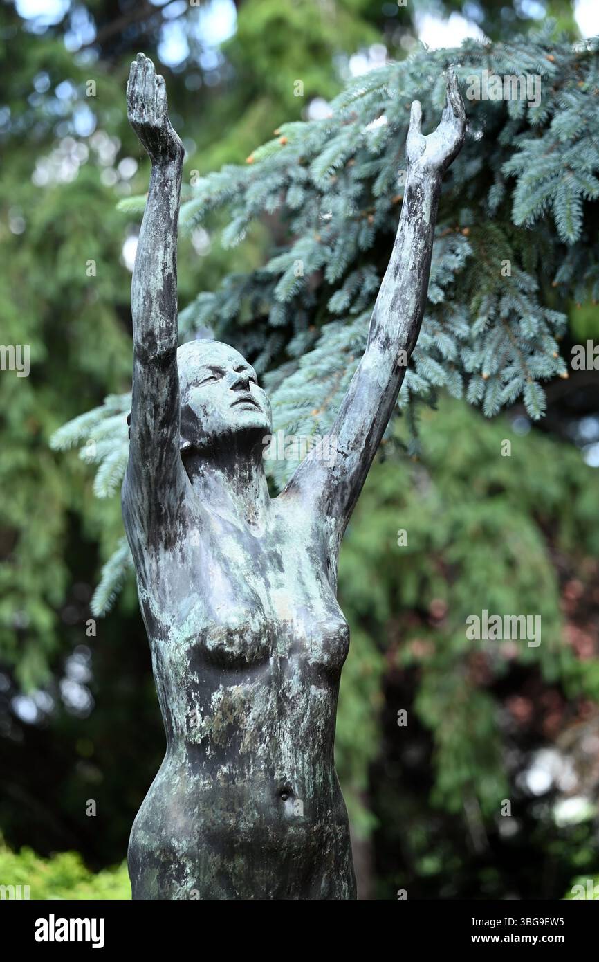 Château de Bory, Székesfehérvár, Hongrie - mai 31 2025 : sculpture en bronze d'une femme avec les bras levés par Jenő Bory dans le jardin en format vertical Banque D'Images Château de Bory, Székesfehérvár, Hongrie - mai 31 2025 : sculpture en bronze d'une femme avec les bras levés par Jenő Bory dans le jardin en format vertical Banque D'Images