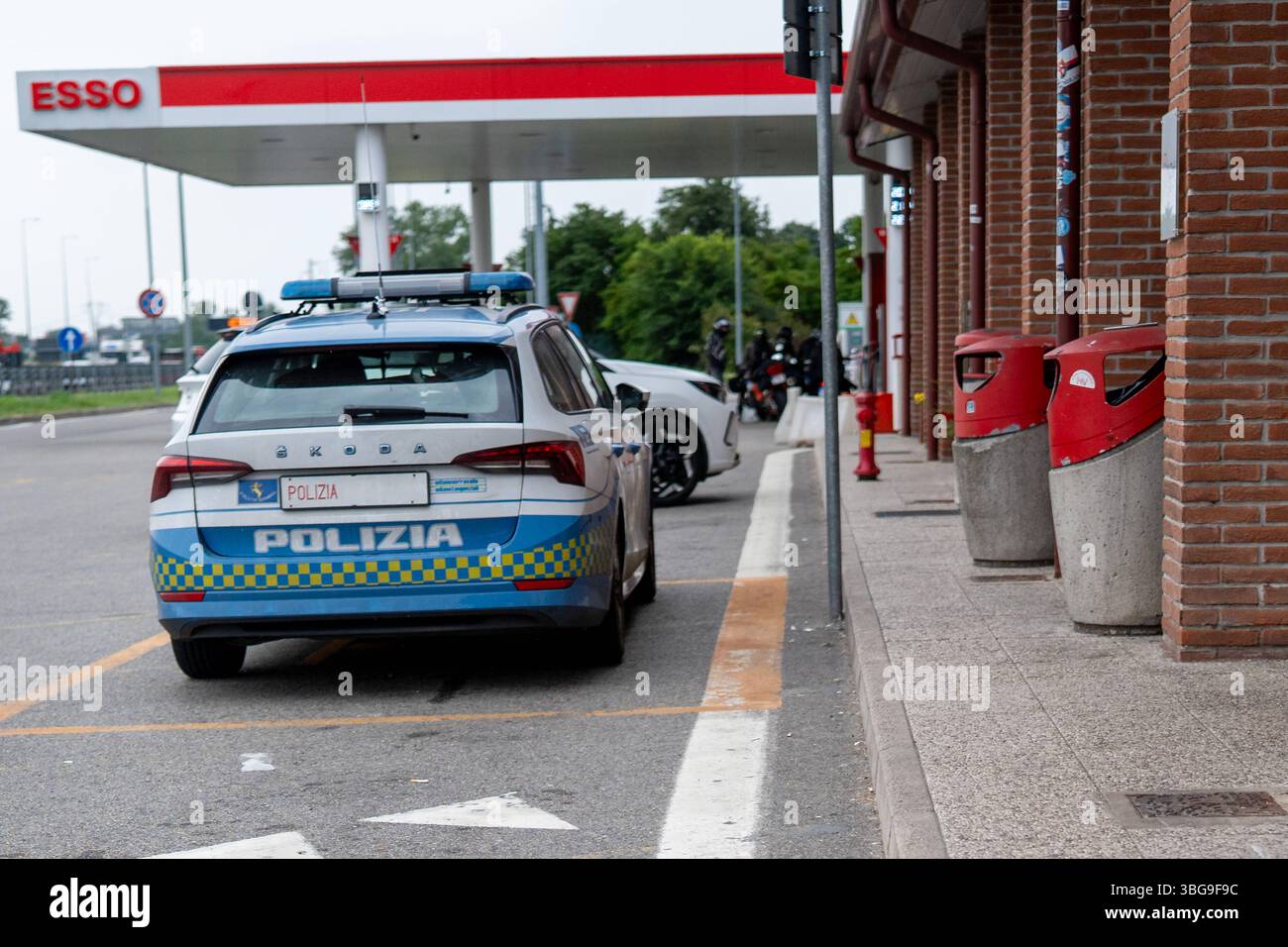 Italie - 4 juin 2025 : une voiture de patrouille de la police routière italienne est garée dans une aire de repos en Italie. Une station-service Esso peut être vue en arrière-plan - situation de contrôle ou de rupture sur l'autoroute. *** Ein Streifenwagen der Italienischen Autobahnpolizei steht an einem Rastplatz in Italien. IM Hintergrund ist eine Esso-Tankstelle zu sehen Kontroll- oder Pausensituation auf der Fernstraße. Banque D'Images