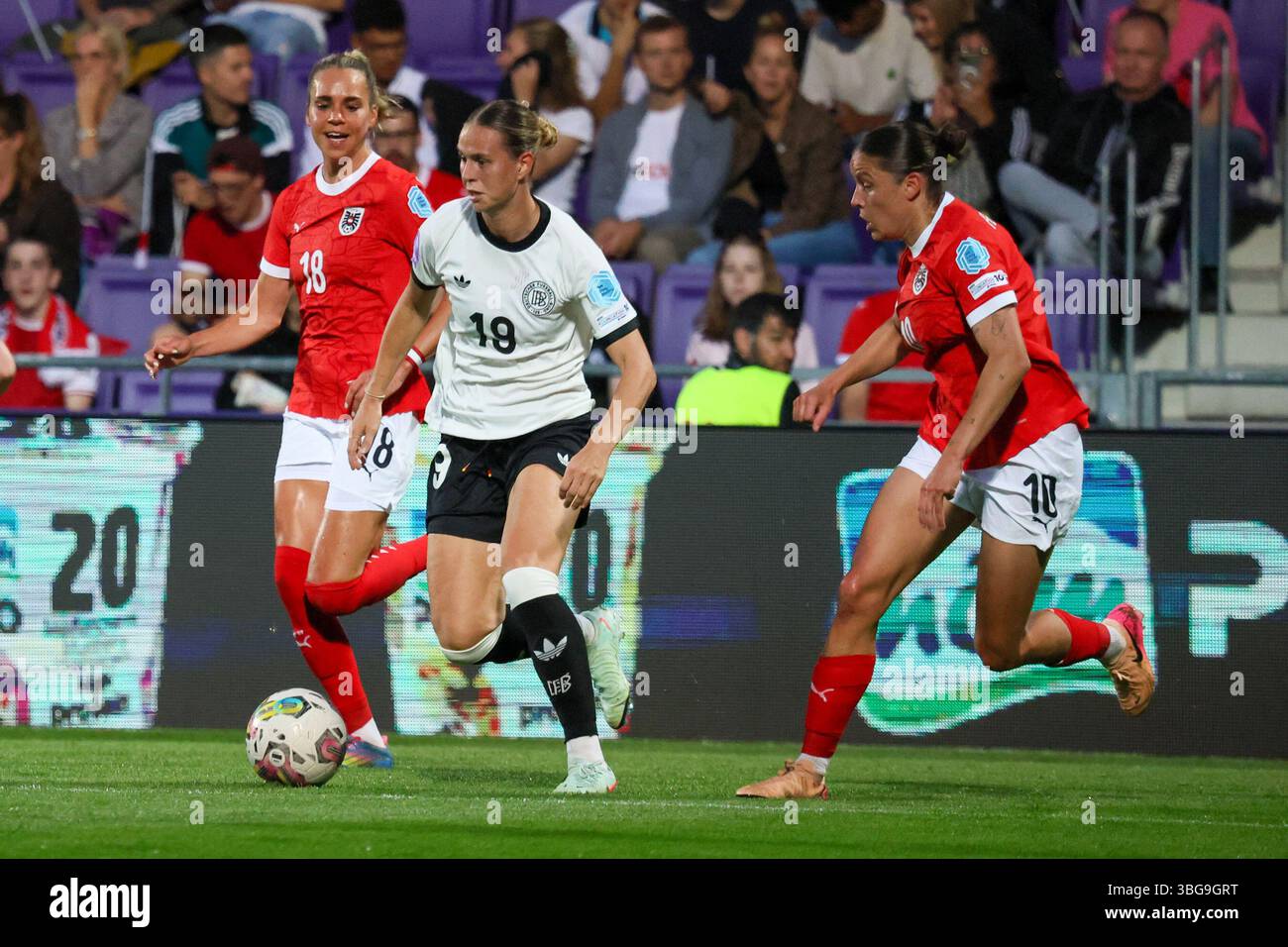 Wien, Österreich 03. Juni 2025 : UEFA Nations League Women - 2025 - Österreich vs. Deutschland Im Bild : v.i. Julia Hickelsberger (Österreich), Klara Bühl/Buehl (Deutschland) und Laura Feiersinger (Österreich) Banque D'Images