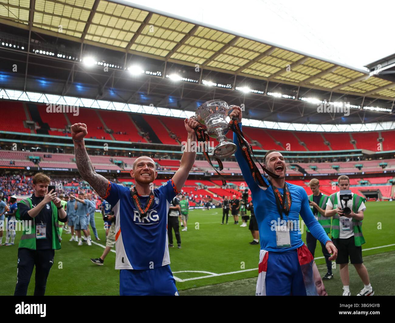Dan Gardner et Joe Garner d'Oldham Athletic remportent le trophée ensemble devant les supporters après le match de la finale de promotion de la Ligue nationale Vanarama Banque D'Images