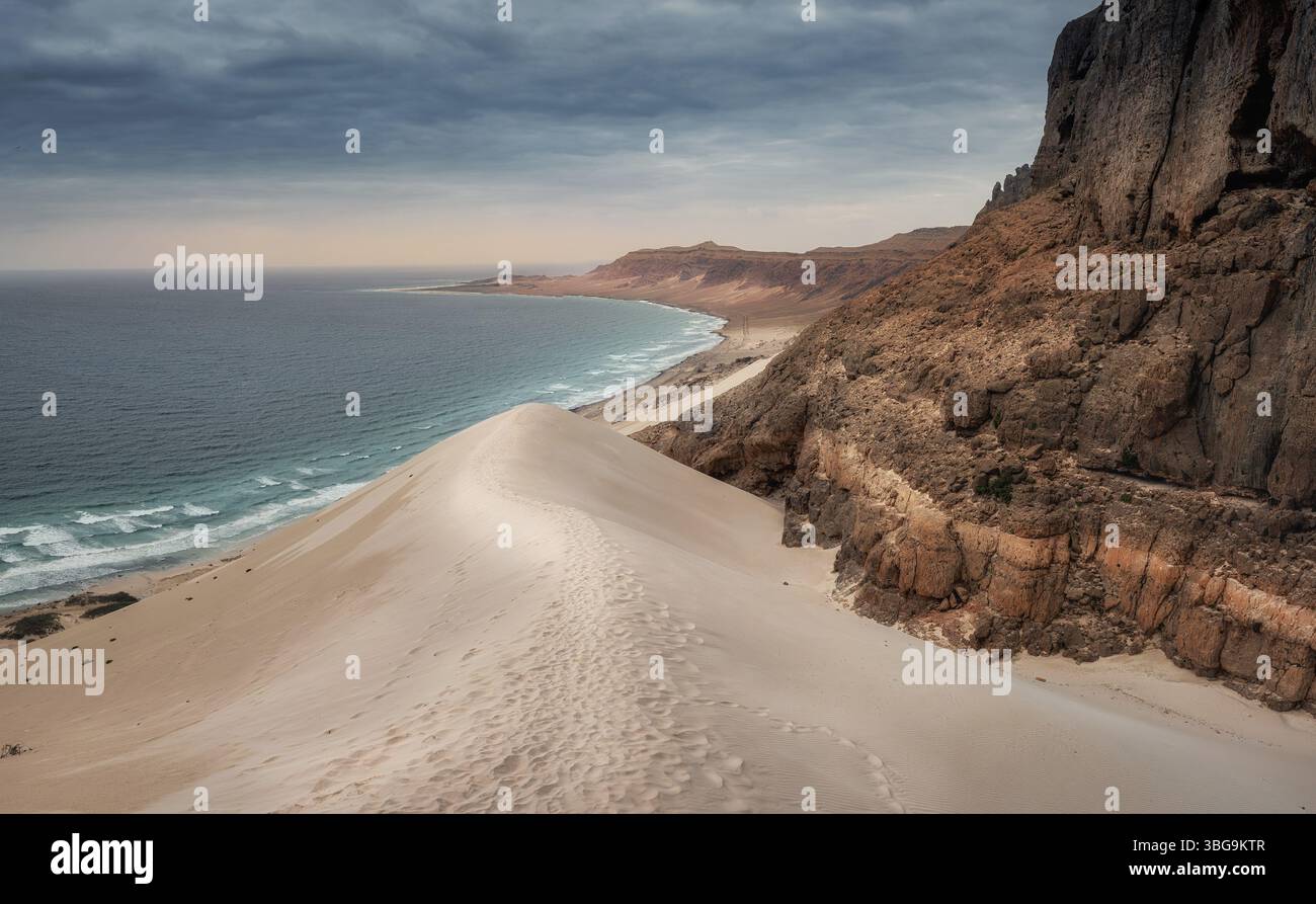 Une haute dune de sable sur la côte d'Arher sur l'île yéménite de Socotra Banque D'Images