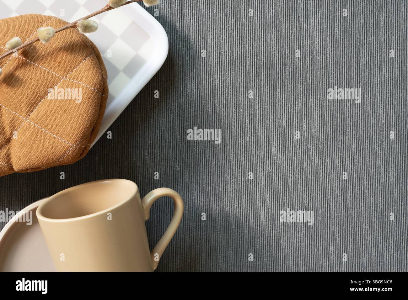 Tasse de cuisine tasse, plat, gants, plateau sur fond de tissu gris. vue de dessus, espace de copie Banque D'Images