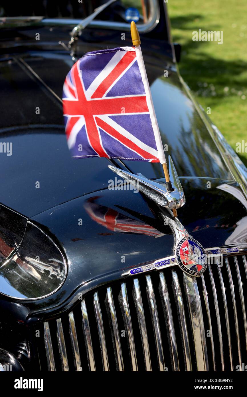 Millésime 1940 Vauxhall G-type 25ch décoré d'un drapeau union jack, participant aux célébrations de l'anniversaire du VE80 tenues dans un parc du Buckinghamshire. Banque D'Images