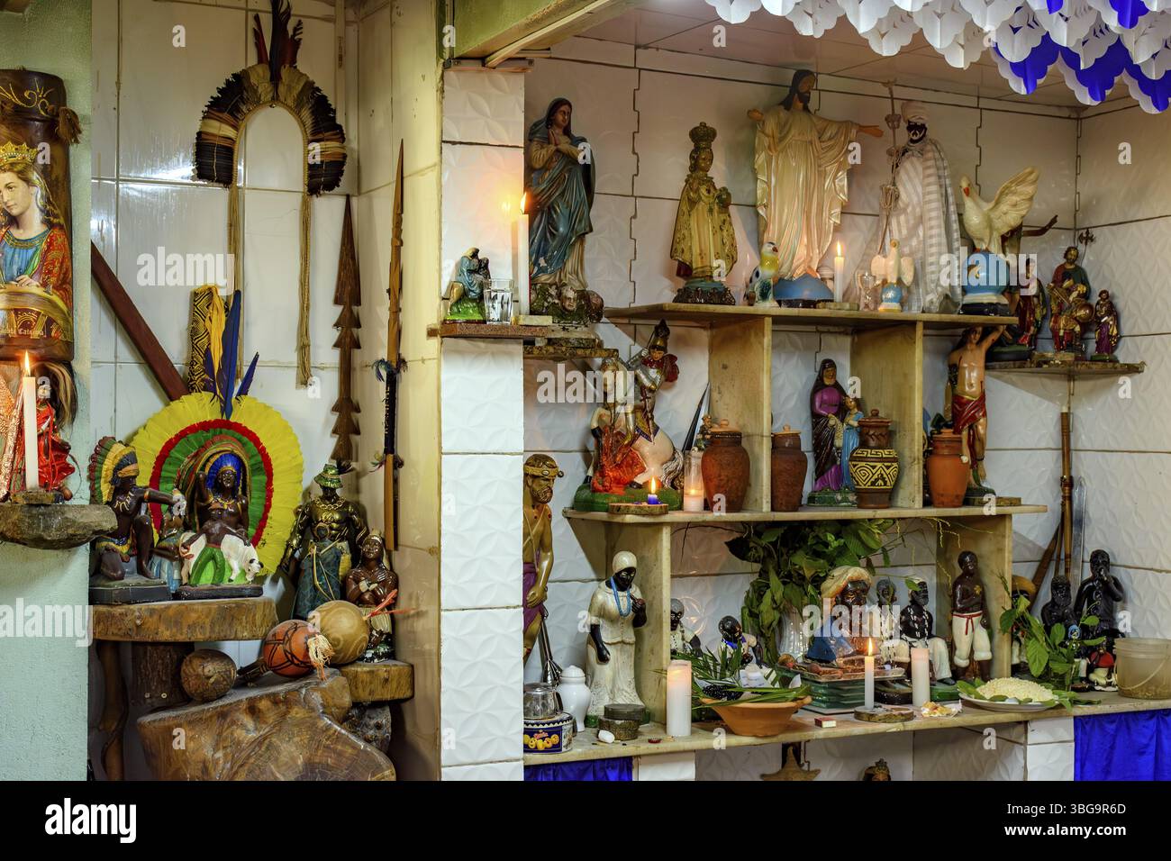 Autel dans un temple typique d'Umbanda au Brésil avec ses saints et entités, Belo Horizonte, Minas Gerais, Brésil, Amérique du Sud Banque D'Images Autel dans un temple typique d'Umbanda au Brésil avec ses saints et entités, Belo Horizonte, Minas Gerais, Brésil, Amérique du Sud Banque D'Images