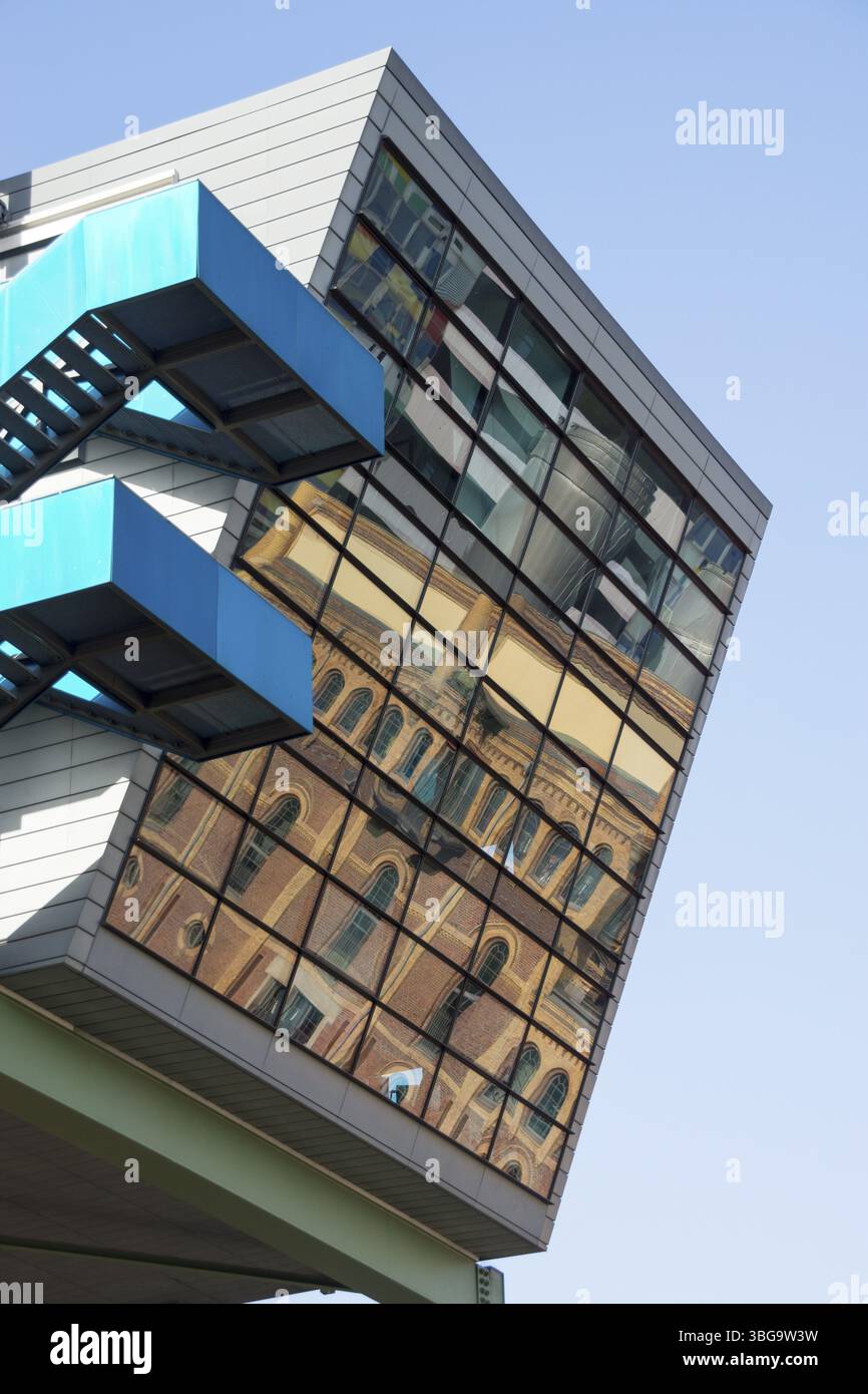 Wolkenbuegel au-dessus du Pec dans le port de Duesseldorfer Banque D'Images