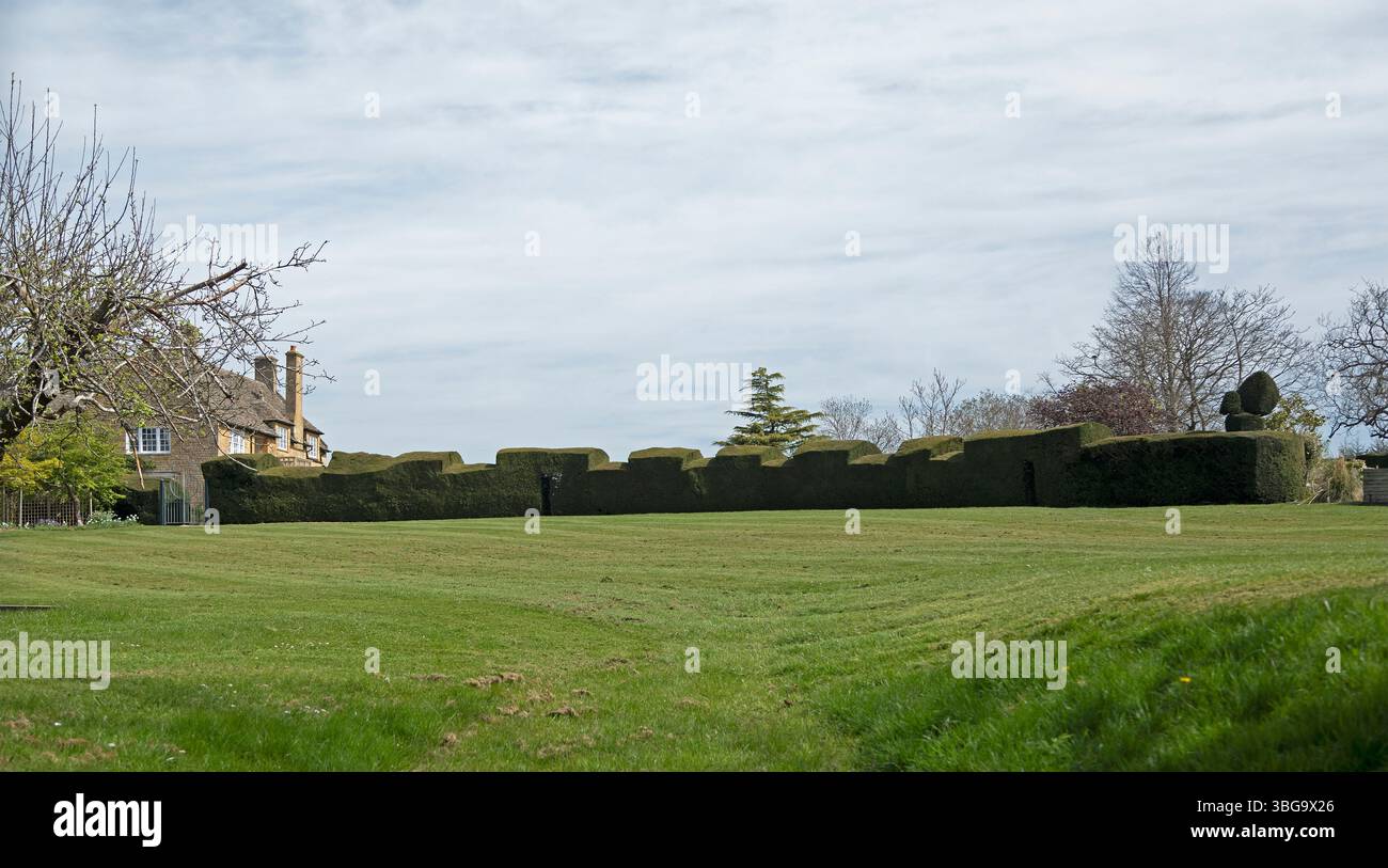 Haie en forme de train à vapeur, jardin arrière, Broadway, Worcestershire, les Cotswolds, Angleterre, Grande-Bretagne Banque D'Images