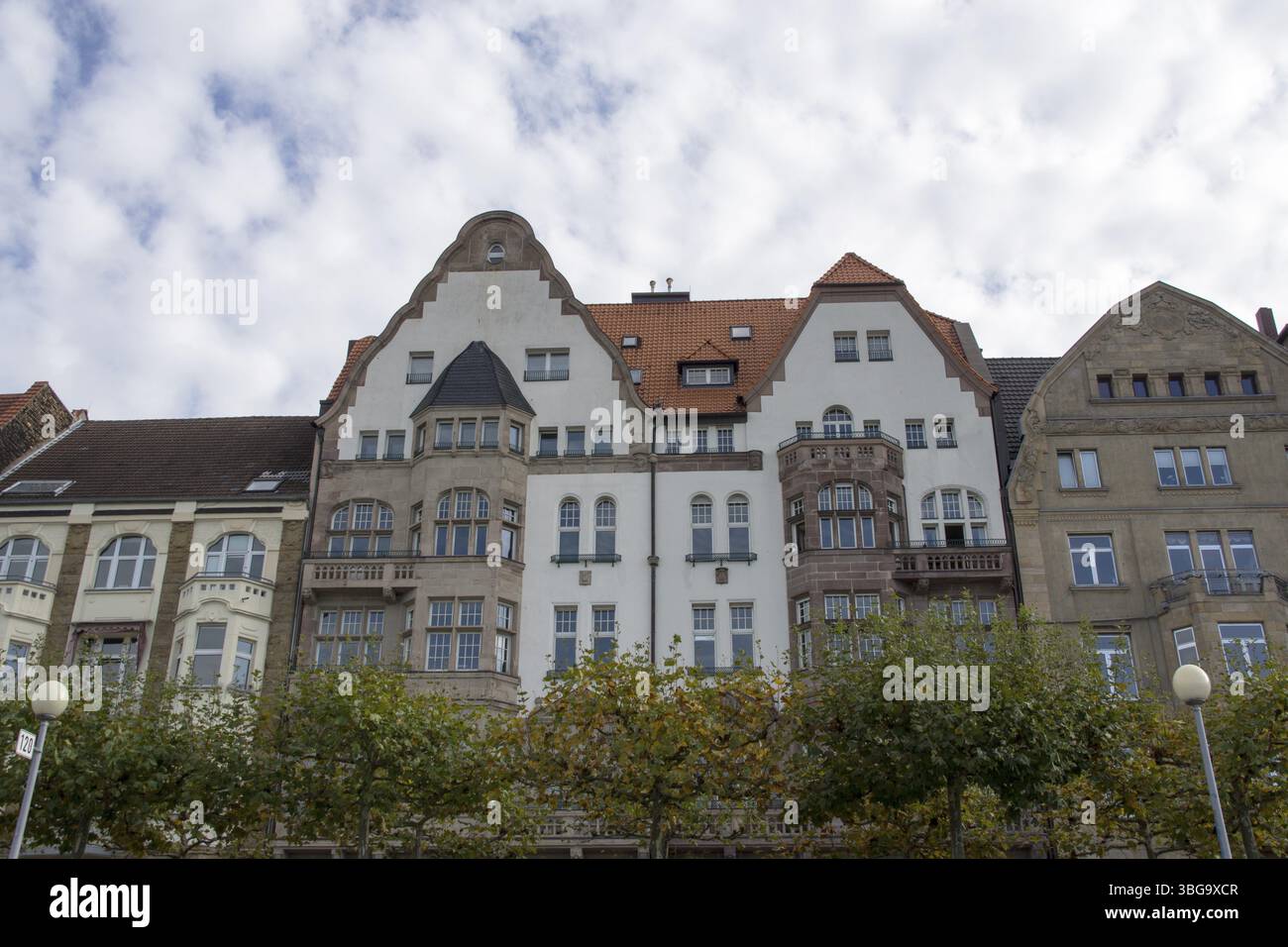 Rangée de maisons sur la promenade du Rhin à Duesseldorf, Allemagne, Europe Banque D'Images