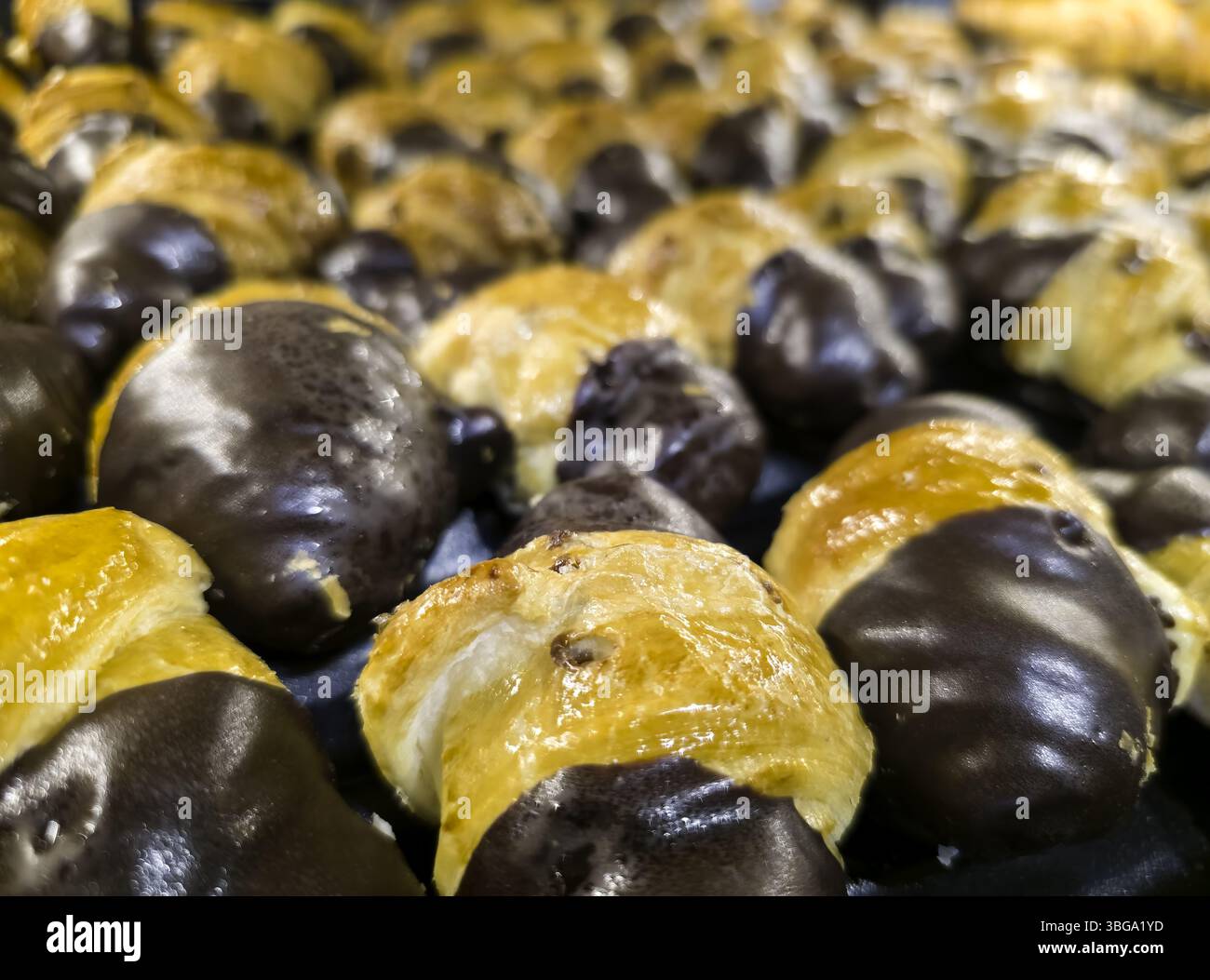 Croissant au chocolat artisanal dans une épicerie, des bonbons et des desserts Banque D'Images